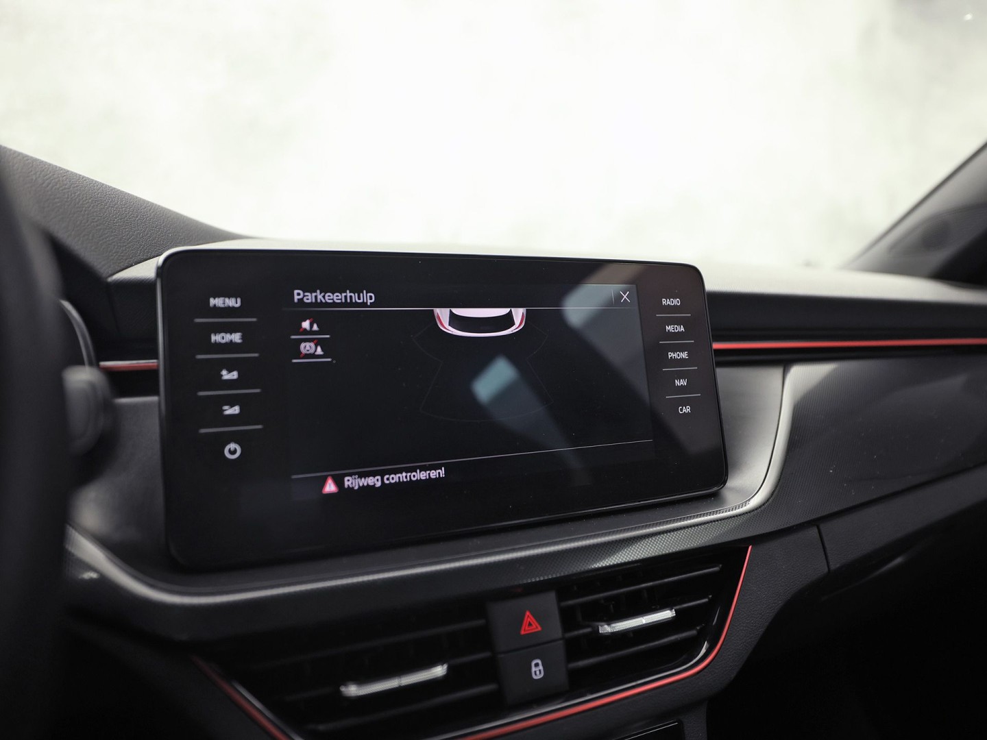 Škoda Kamiq 1.0 TSI Sport Automaat (KUIPSTOELEN, VIRTUAL COCKPIT, APPLE CARPLAY, GROOT NAVI, STOELVERWARMING, ADAPTIVE CRUISE, GETINT GLAS, ZWART HEMEL, NIEUWSTAAT)