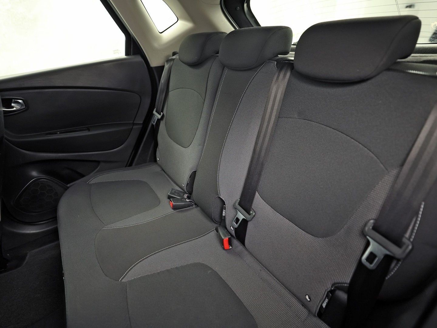 Renault Captur 0.9 TCe Dynamique Black Pack Automaat (NAP, NAVIGATIE, CLIMATE, GETINT GLAS, CAMERA, SPORTSTOELEN, CRUISE, ELEK PAKKET, NIEUWSTAAT)