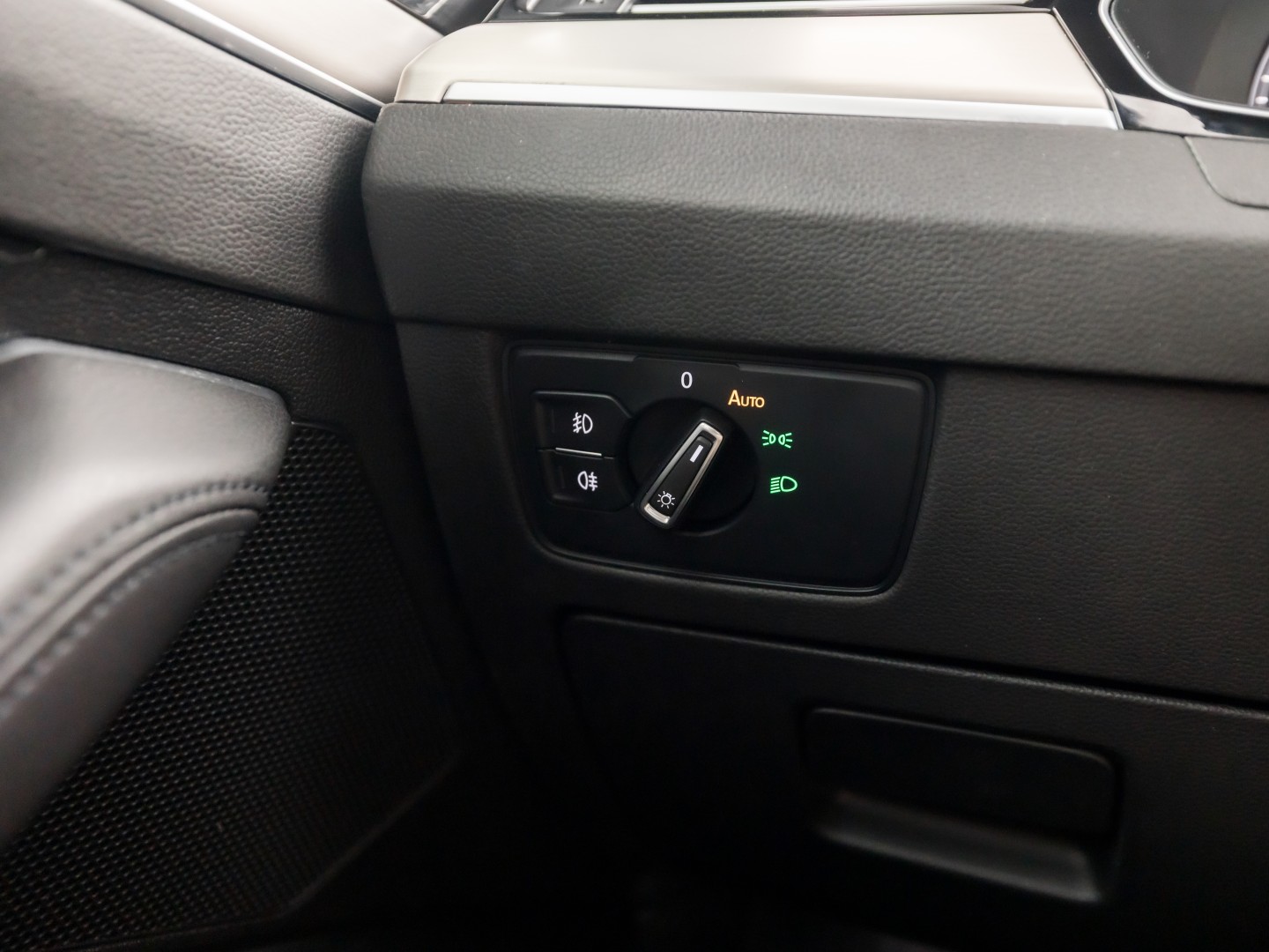 Volkswagen Passat Variant 1.4 TSI ACT Highline R 150Pk Automaat (VIRTUAL COCKPIT, APPLE CARPLAY, BLACK PACK, CAMERA, STOELVERWARMING, LEDER/ALCANTARA, GETINT GLAS, KEYLESS, ADAPTIVE CRUISE, NIEUWSTAAT)