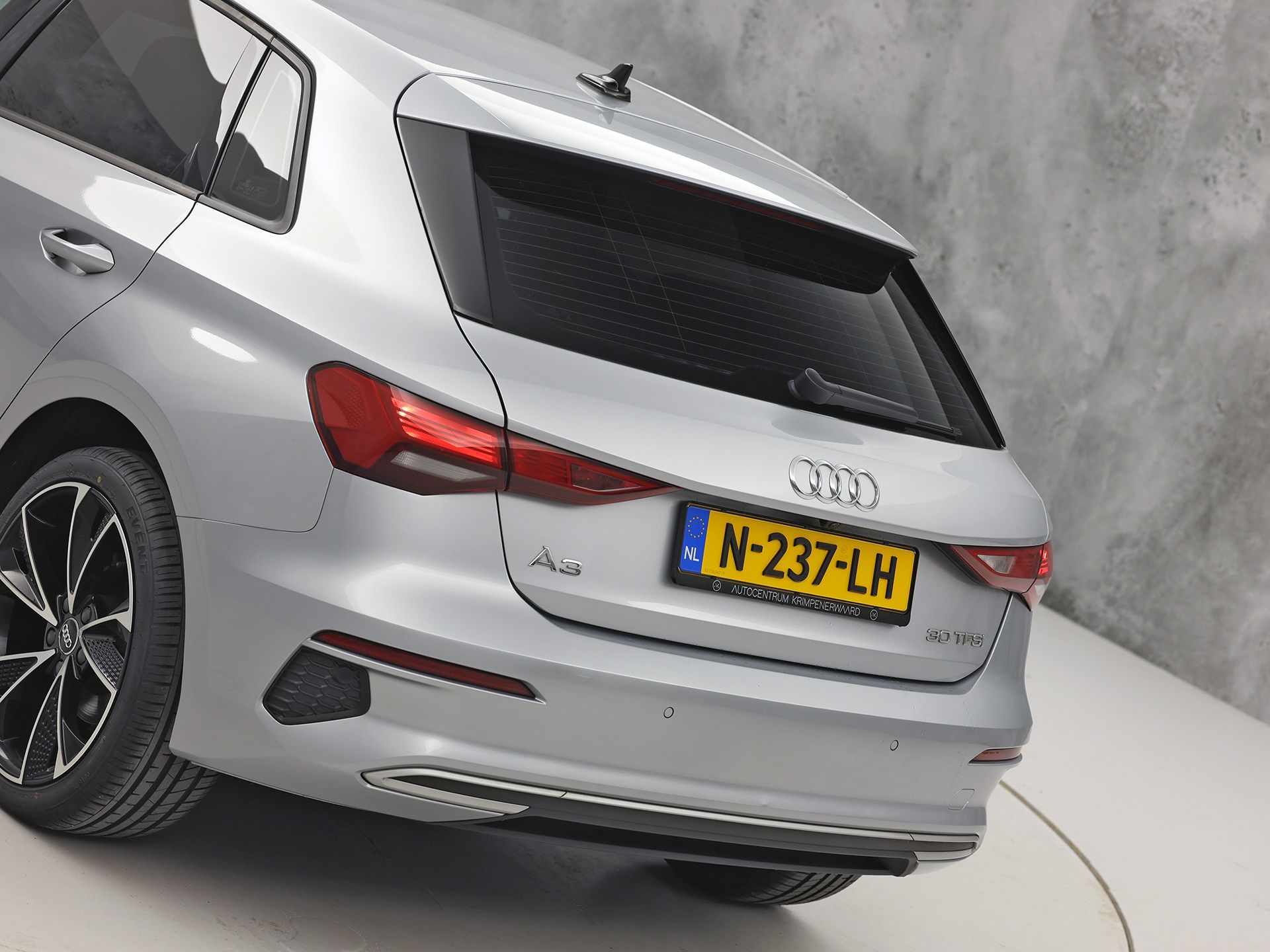 Audi A3 Sportback 30 TFSI Sport (APPLE CARPLAY, GROOT NAVI, CAMERA, ELEK STOEL, ADAPTIVE CRUISE, STOELVERWARMING, SPORTSTOELEN, GETINT GLAS, KEYLESS START, NIEUWSTAAT)