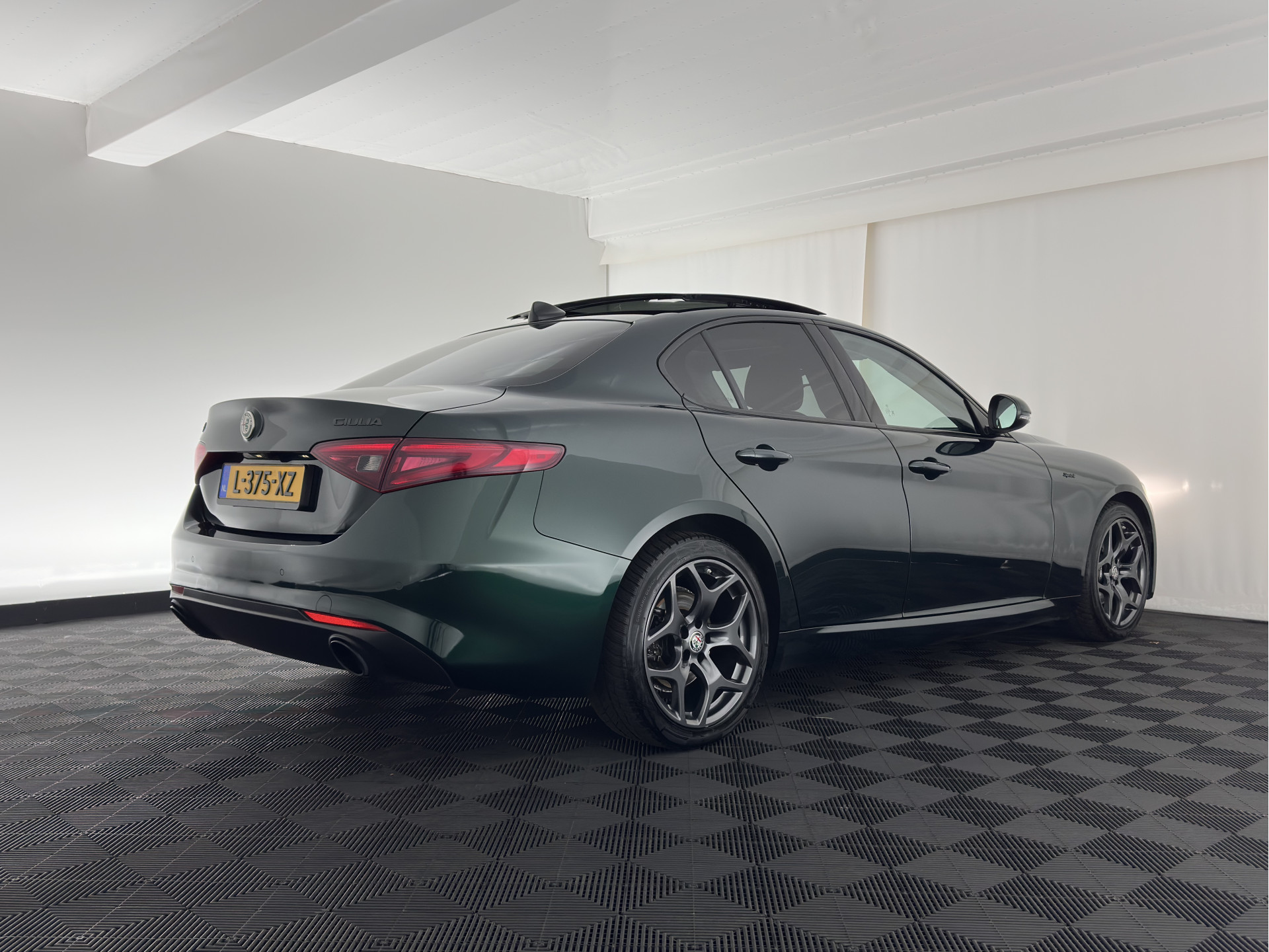 Alfa Romeo Giulia 2.0T Sprint (INCL-BTW) Aut. *PANO | LEATHER-FABRIC | XENON | ADAPTIVE-CRUISE | BLIND-SPOT | SPORTSEATS | CAMERA | NAVI-FULLMAP | DAB+ | SHIFT-PADDLES | PRIVACY-GLASS | LANE-ASSIST | BLINDSPOT | KEYLESS |