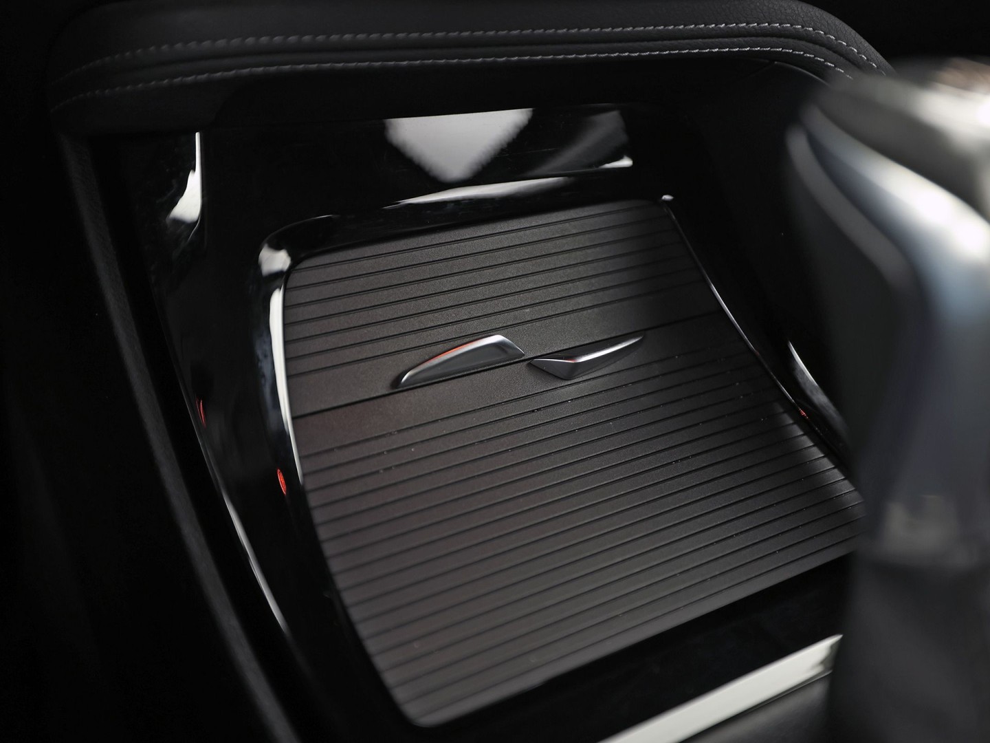BMW X1 sDrive20i Executive 192Pk Automaat (NAVIGATIE, CLIMATE, TREKHAAK, SPORTSTOELEN, GETINT GLAS, PARKEERSENSOREN, NIEUWSTAAT)