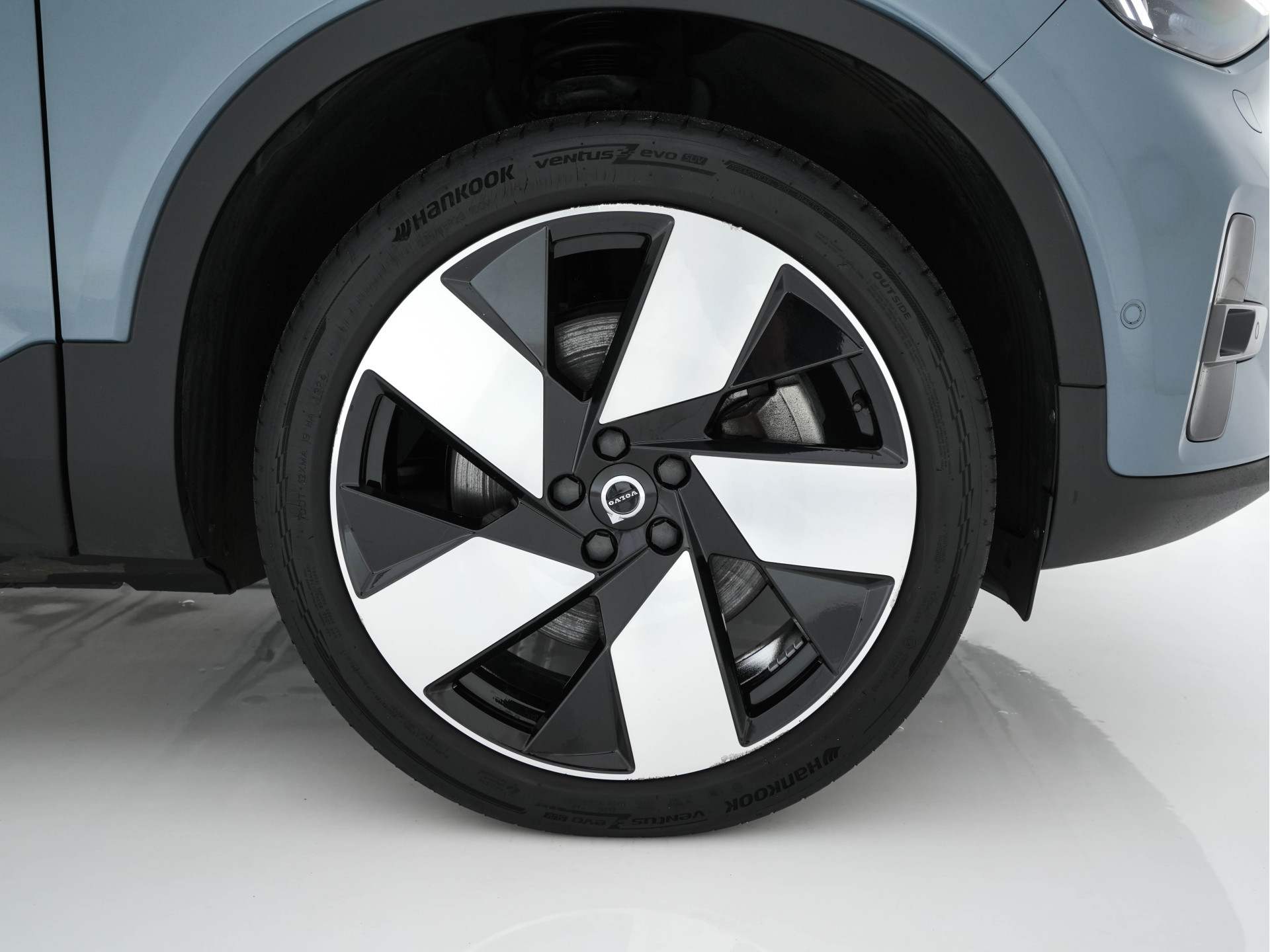 Volvo C40 Recharge Twin Intro Edition 78 kWh AWD [ 3-Fase ] {SOH-87%} (INCL-BTW) Aut. *HEATPUMP | PANO | LEATHER-ALCANTARA | DIGI-COCKPIT | FULL-LED | HARMAN/KARDON | TOPVIEW | NAVI-FULLMAP | ECC | PDC | KEYLESS | HEATED-SPORTSEATS | TOWBAR | PRIVACY-GLAS