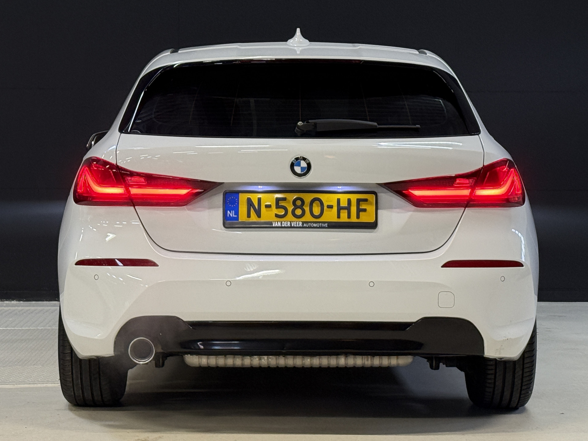 BMW 1-serie 116i Business Edition | Zwarte grill | Apple Carplay | DAB+ | PDC V+A