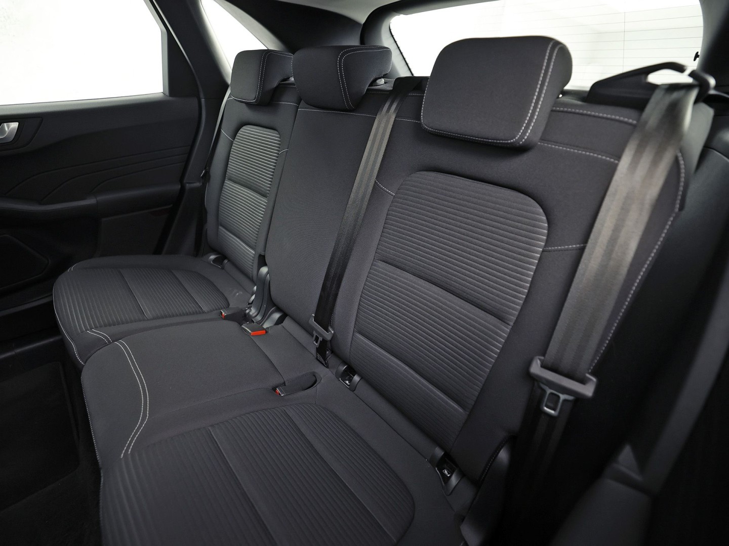 Ford Kuga 2.5 PHEV Titanium 225Pk Automaat (VIRTUAL COCKPIT, APPLE CARPLAY, GROOT NAVI, CAMERA, TREKHAAK, SPORTSTOELEN, KEYLESS, CRUISE, LANE ASSIST, NIEUWSTAAT)