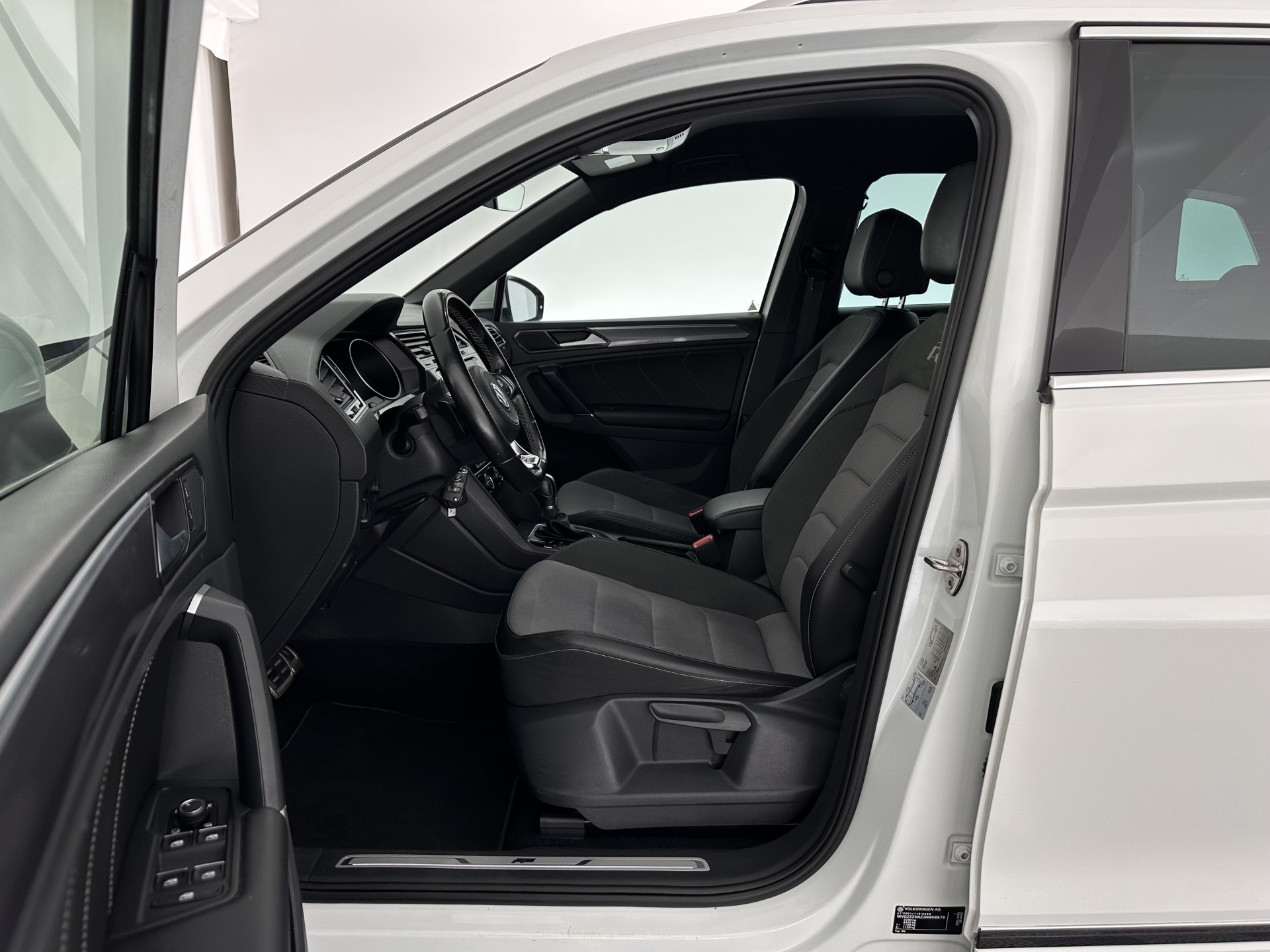 Volkswagen Tiguan 2.0 TSI 4Motion R-Line Highline Aut. *ADAPTIVE-CRUISE | LEATHER-MICROFIBRE | FULL-LED | NAVI-FULLMAP | HEATED-SPORTSEATS | CAMERA | SHIFTPADDLES | PRIVACYGLASS | CARPLAY | ECC | PDC | 20''ALU*