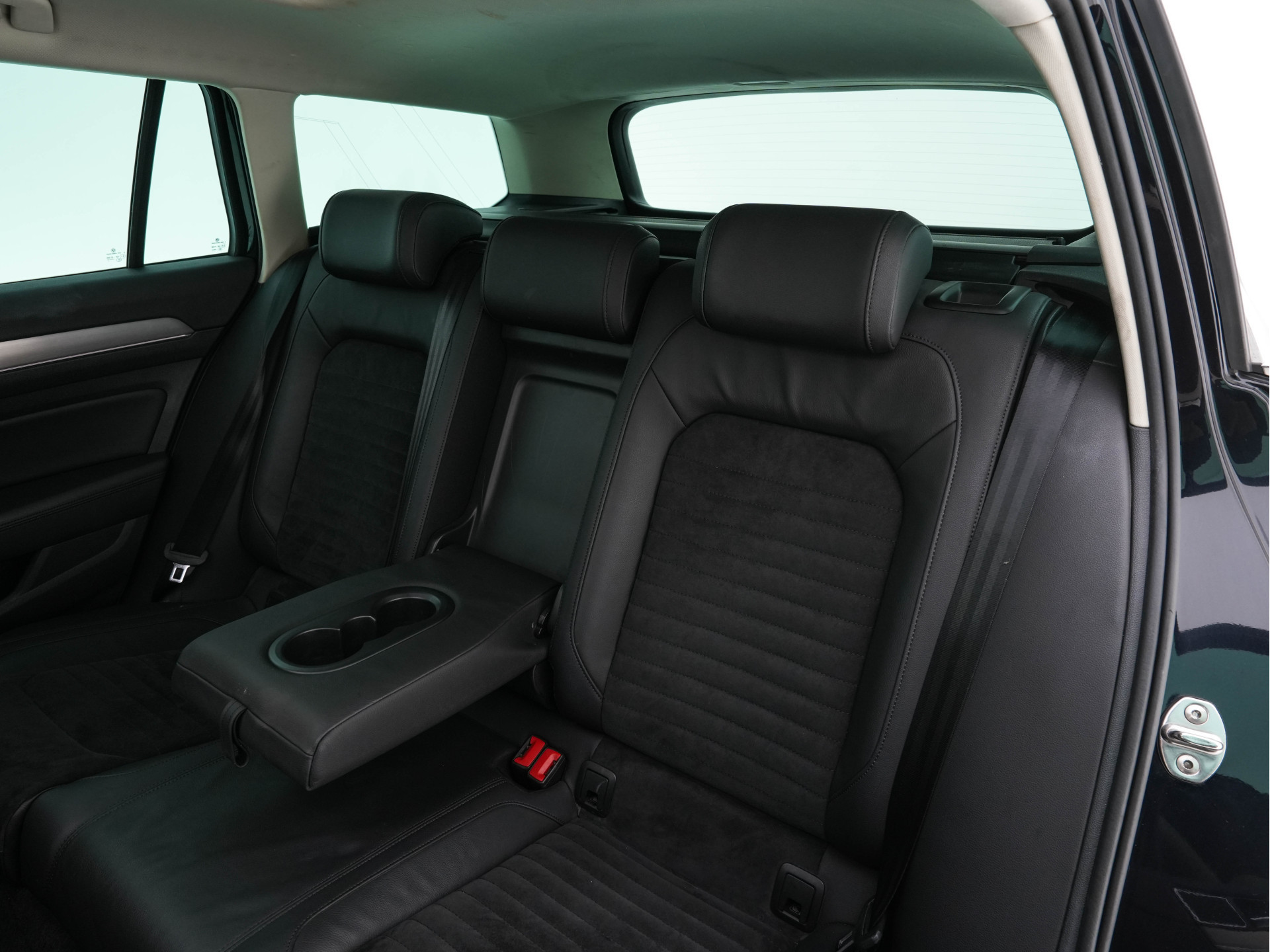 Volkswagen Passat Variant 2.0 BiTDI 4Motion Highline Executive-Pack Aut. *PANO | ADAPTIVE-CRUISE | DIGI-COCKPIT | NAVI-FULLMAP | LEATHER-ALCANTARA | FULL-LED | ERGONOMIC-COMFORT-SEATS | KEYLESS | ECC | PARKPILOT | TOWBAR | 17''ALU*