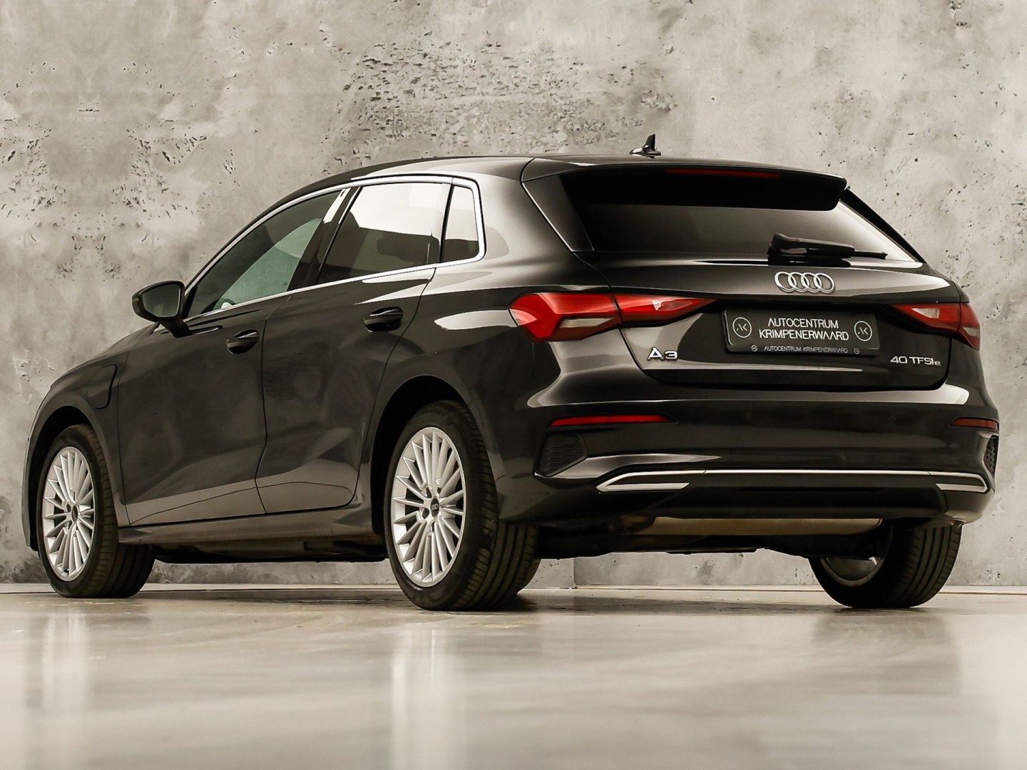 Audi A3 Sportback 40 TFSI e Sport 204Pk Automaat (APPLE CARPLAY, GROOT NAVI, LEDER, STOELVERWARMING, SPORTSTOELEN, ADAPTIVE CRUISE, GETINT GLAS, NIEUWSTAAT)