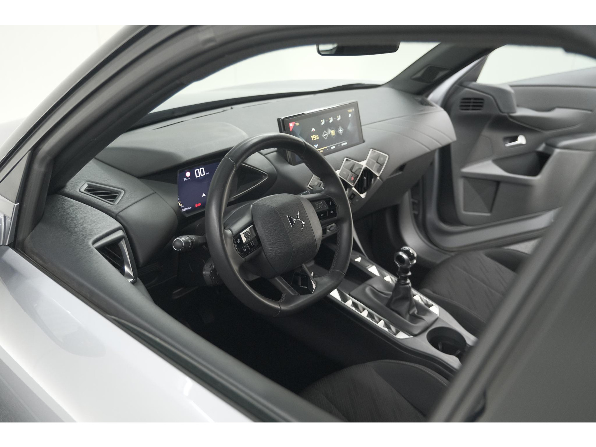 DS 3 Crossback PureTech 100 Montmartre | Parkeersensoren | Apple Carplay | Allseason Banden | Navigatie | Climate Control