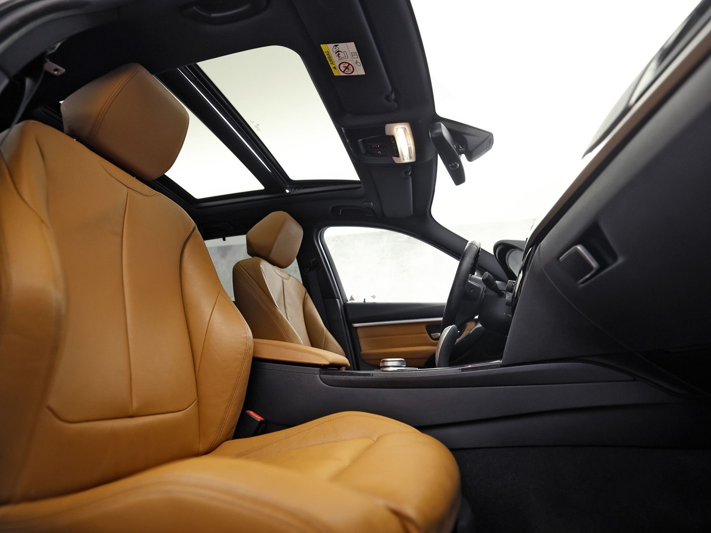 BMW 3 Serie 318i M Sport Automaat (PANORAMADAK, M PAKKET, GROOT NAVI, COGNAC LEDER, STOELVERWARMING, SPORTSTOELEN, VIRTUAL COCKPIT, PARKEERSENSOREN, GETINT GLAS, NIEUWSTAAT)