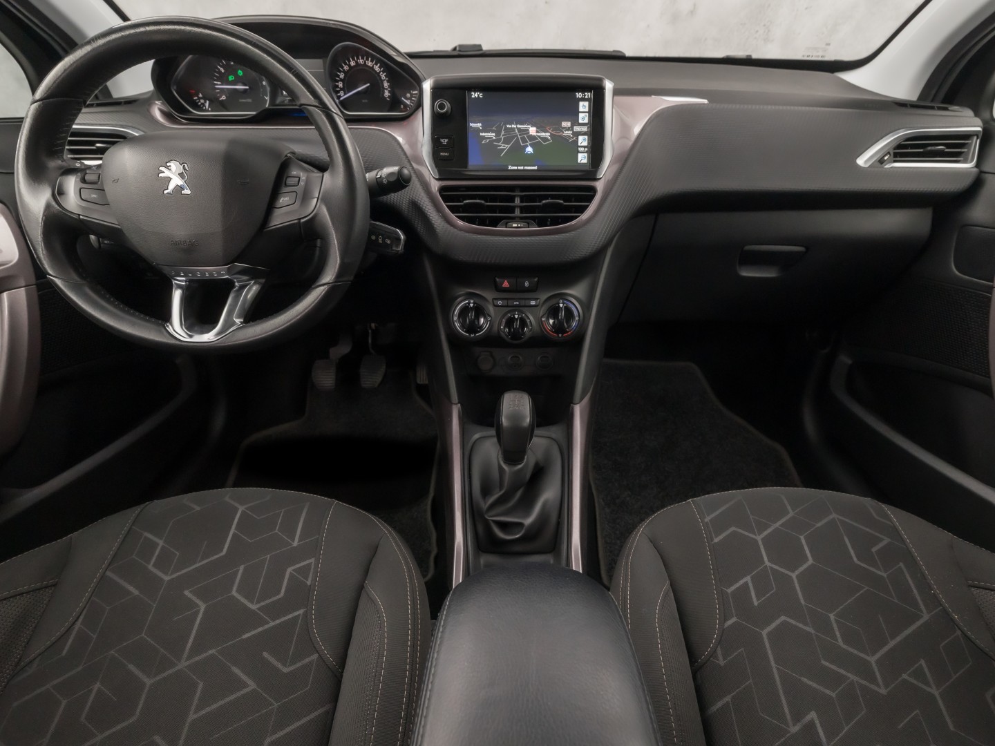Peugeot 2008 1.2 VTi Sport (PANORAMADAK, NAVIGATIE, PARKEERSENSOREN, SPORTSTOELEN, CRUISE, NIEUWE APK, NIEUWSTAAT)