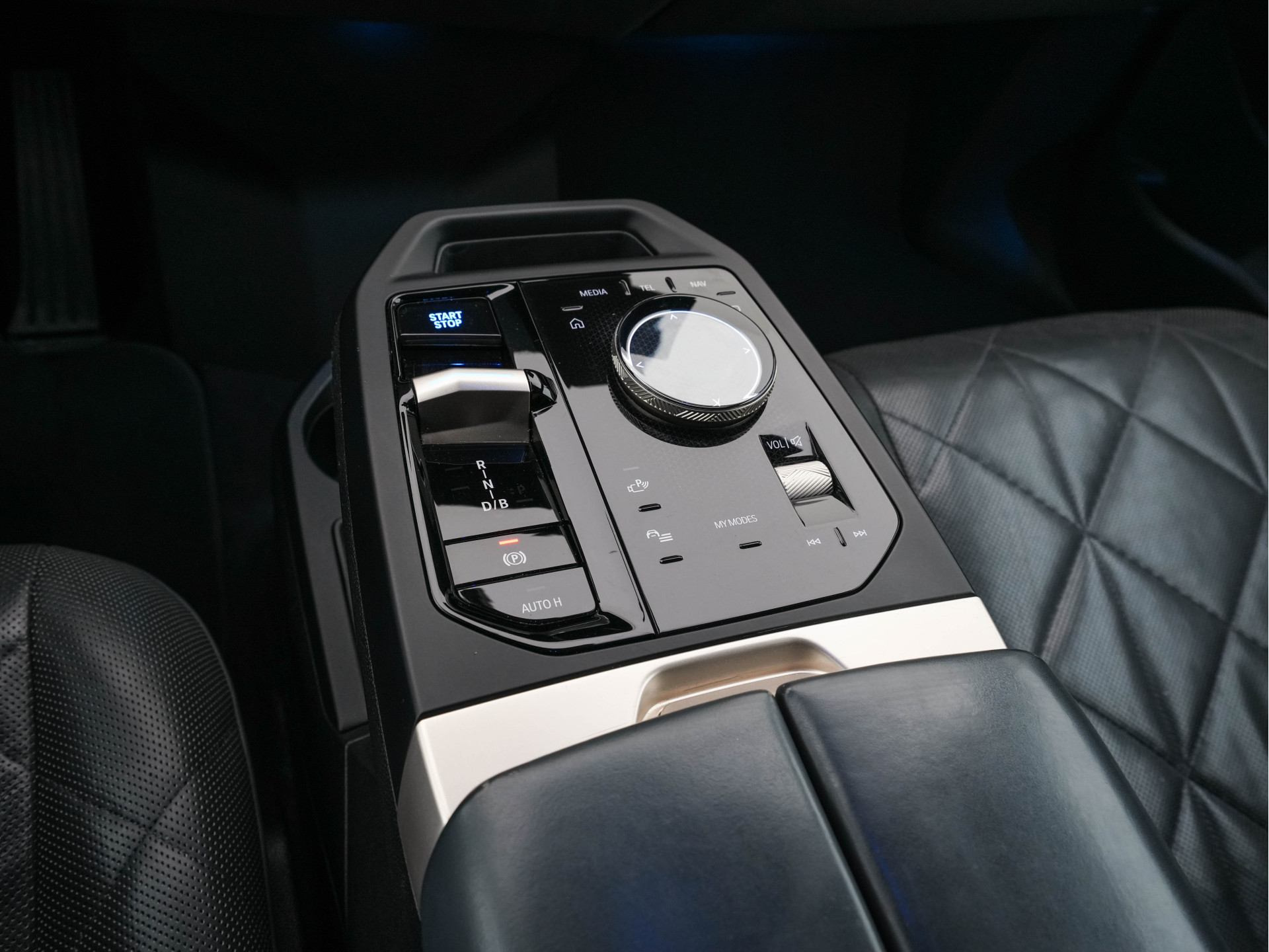 BMW iX xDrive40 High Executive 77 kWh ( 3-Fase ) {SOH-100%} (INCL-BTW) Aut. *PANO | HEAD-UP | HARMAN/KARDON-SURROUND | SOFT-CLOSE | DAB+ | DIGI-COCKPIT | HEATED-COMFORTSEATS | FULL-LED | CARPLAY | TOWBAR | AMBIENT-LIGHT | TOPVIEW | MEMORY-PACK |