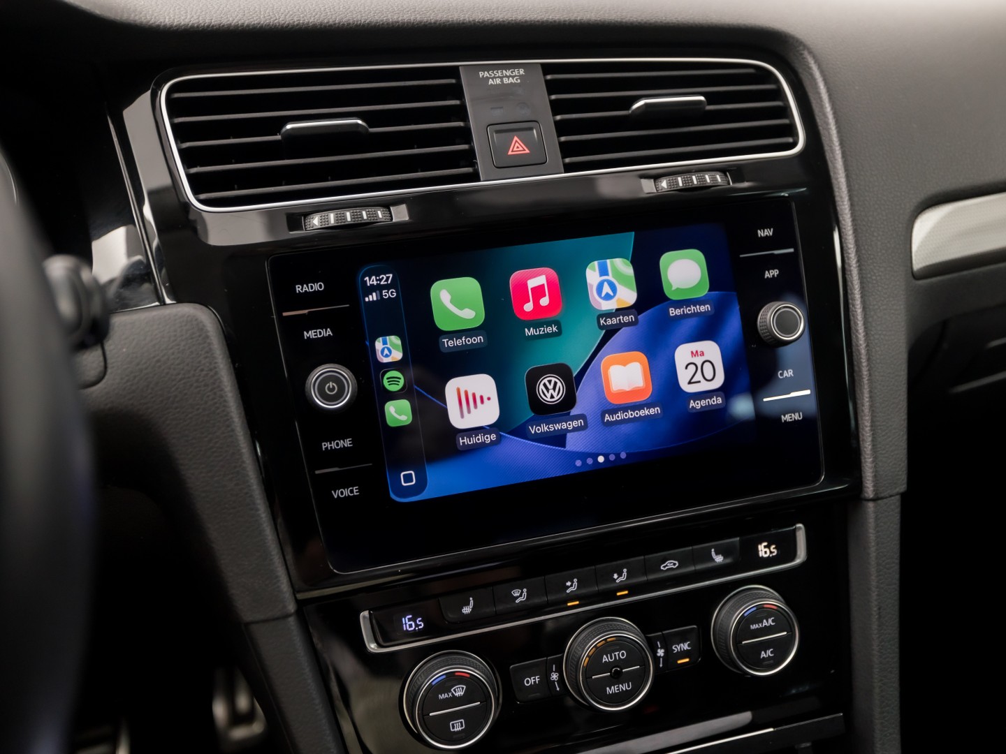 Volkswagen Golf 1.0 TSI Sportline (APPLE CARPLAY, GROOT NAVI, CLIMATE, STOELVERWARMING, SPORTSTOELEN, LM VELGEN, GETINT GLAS, PARKEERSENSOREN, NIEUWSTAAT)