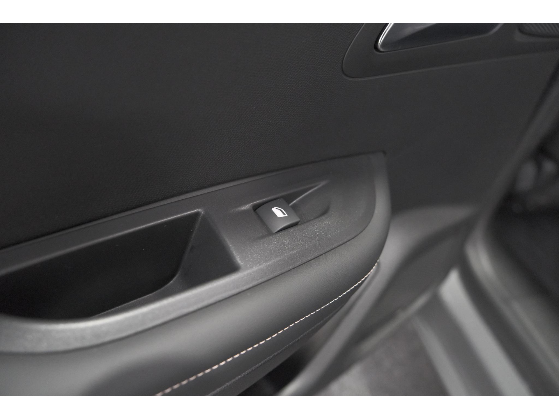 Peugeot 2008 PureTech 130 EAT8 Allure | 100% Benzine | Parkeersensoren Voor + Achter | Apple CarPlay | Climate Control