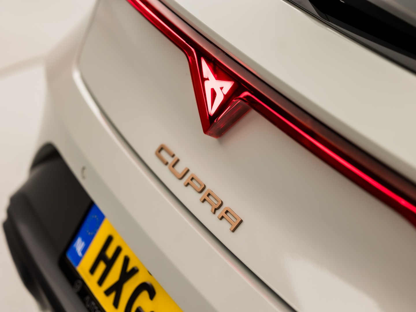 CUPRA Leon 1.5 TSI Sport 150Pk Automaat (APPLE CARPLAY, GROOT NAVI, KUIPSTOELEN, SENNHEISER AUDIO, CAMERA, STUUR/STOELVERWARMING, GETINT GLAS, NIEUWSTAAT)