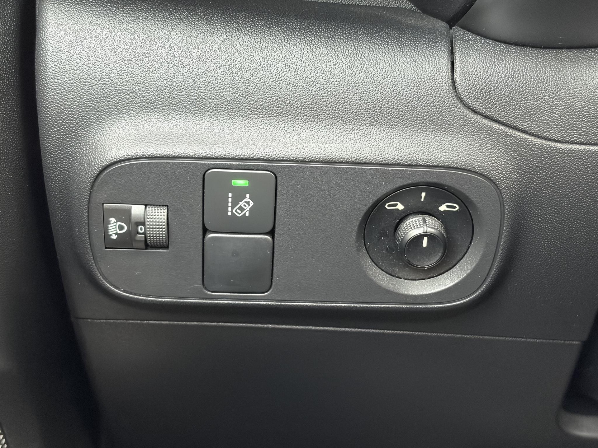 Citroen C3 1.2 PureTech Shine ✓2e Eigenaar✓Camera✓Carplay✓Navi✓Trekhaak✓Pdc✓Clima✓Cruise✓17''Lm velgen✓Rijstrooksensor✓N.A.P✓Apk tot 04-2027