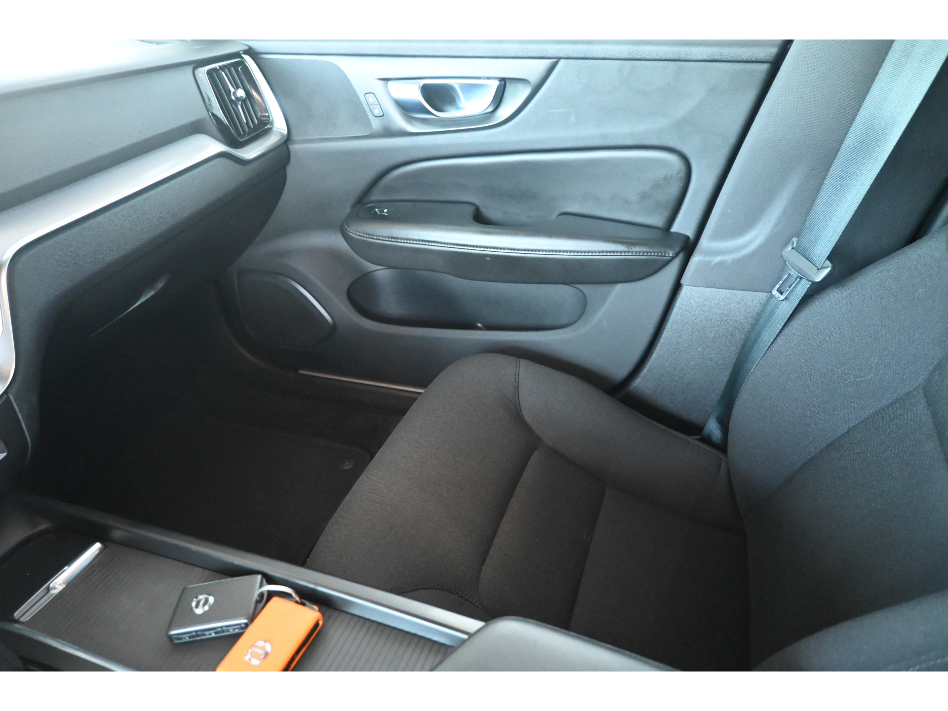 Volvo V60 2.0 B3 Momentum Advantage Automaat Navigatie Stuur/Stoelverwarming Inruil Mogelijk!
