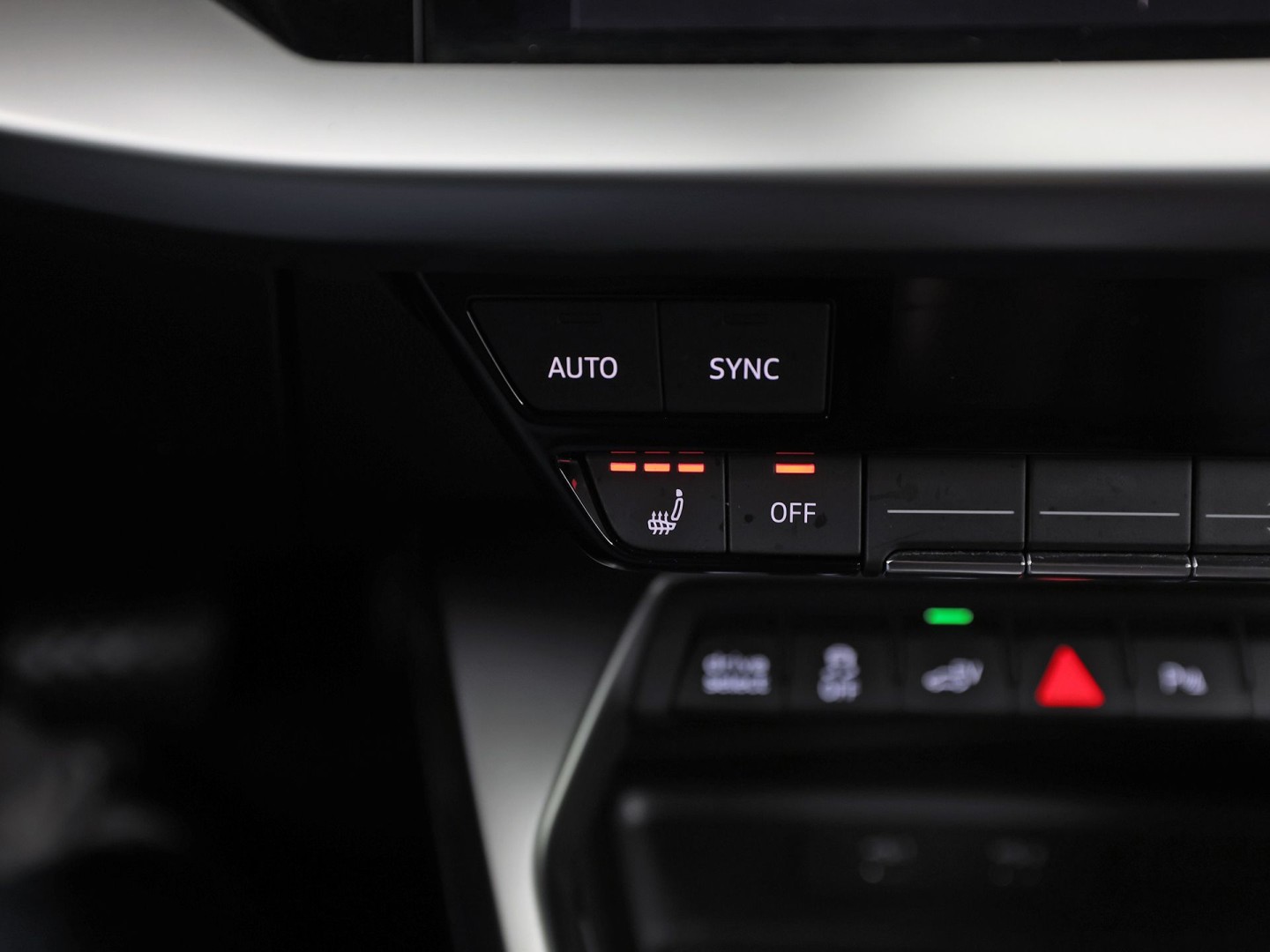 Audi A3 Sportback 40 TFSI e Sport 204Pk Automaat (APPLE CARPLAY, GROOT NAVI, LEDER, STOELVERWARMING, SPORTSTOELEN, ADAPTIVE CRUISE, GETINT GLAS, NIEUWSTAAT)