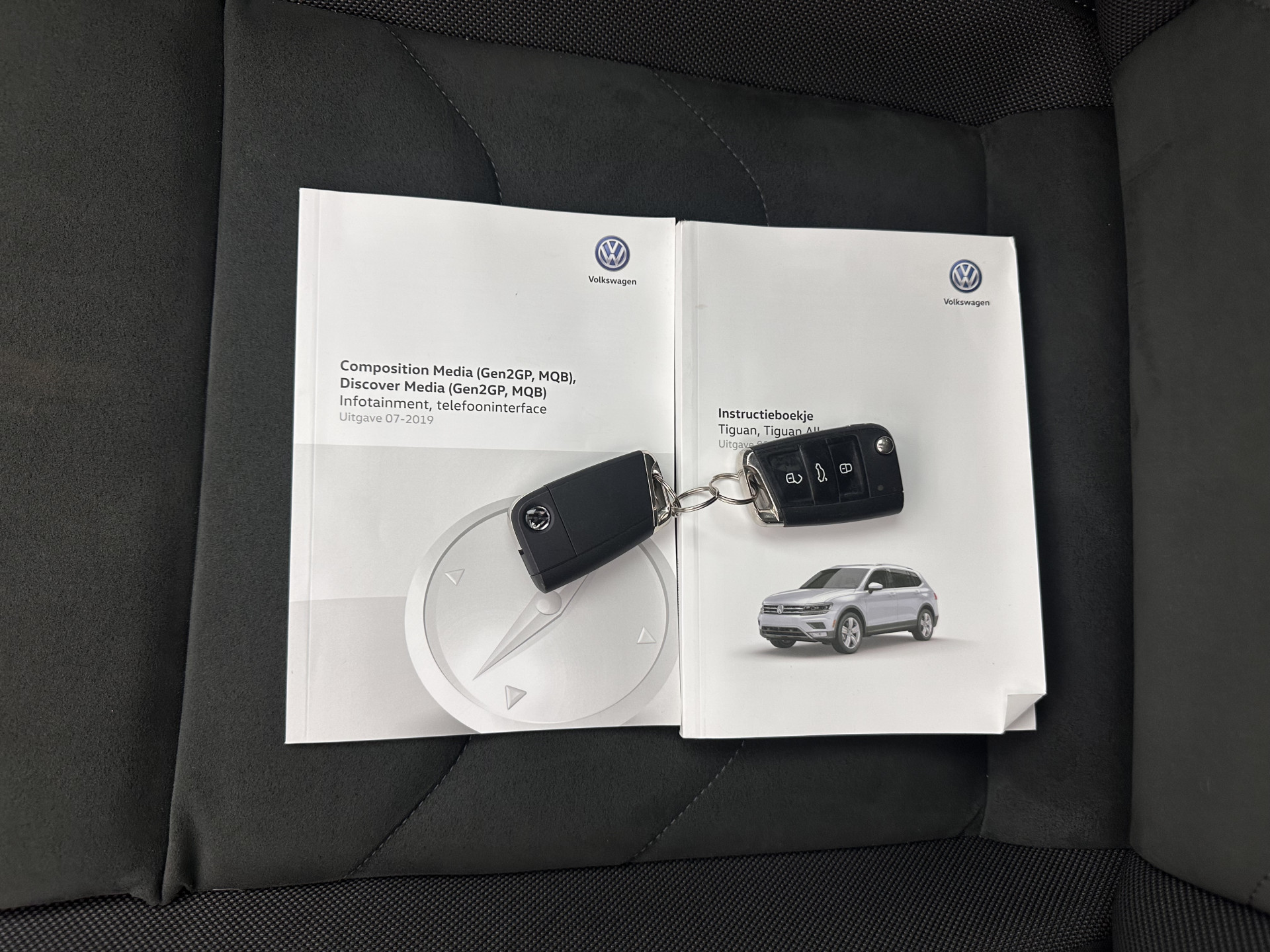 Volkswagen Tiguan Allspace 1.5 TSI R-Line Highline Business [ 7-Pers. ] Aut. *PANO | ARTVELOURS | FULL-LED | DIGI-COCKPIT | KEYLESS | ADAPTIVE-CRUISE | CAMERA | SHIFTPADDLES | CARPLAY | DAB+ | HEATED-COMFORTSEATS | NAVI-FULLMAP | PRIVACYGLASS | 19''ALU*