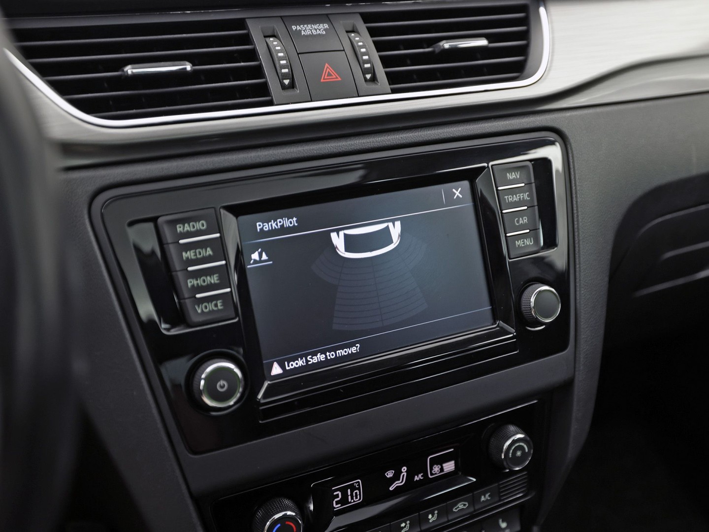 Škoda Rapid Spaceback 1.0 TSI Sport Automaat (PANORAMADAK, NAVIGATIE, CLIMATE, STOELVERWARMING, SPORTSTOELEN, GETINT GLAS, CRUISE, PARKEERSENSOREN, NIEUWSTAAT)