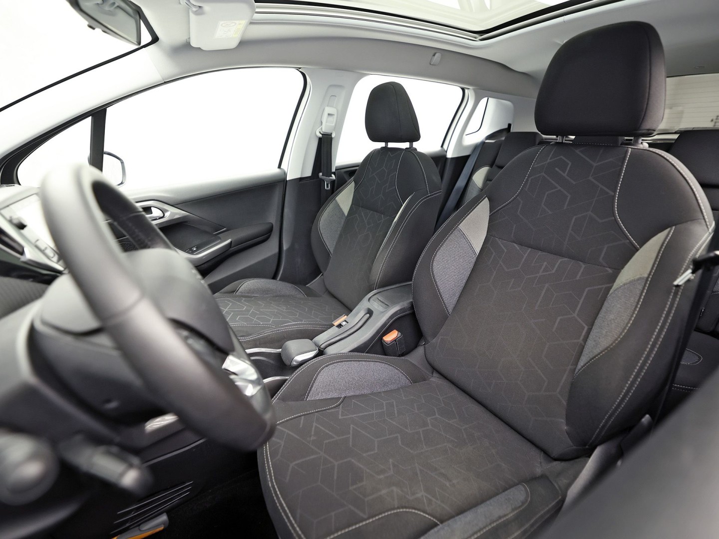 Peugeot 2008 1.2 PureTech Sport (PANORAMADAK, APPLE CARPLAY, NAVIGATIE, LM VELGEN, SPORTSTOELEN, PARKEERSENSOREN, CRUISE, NIEUWSTAAT)