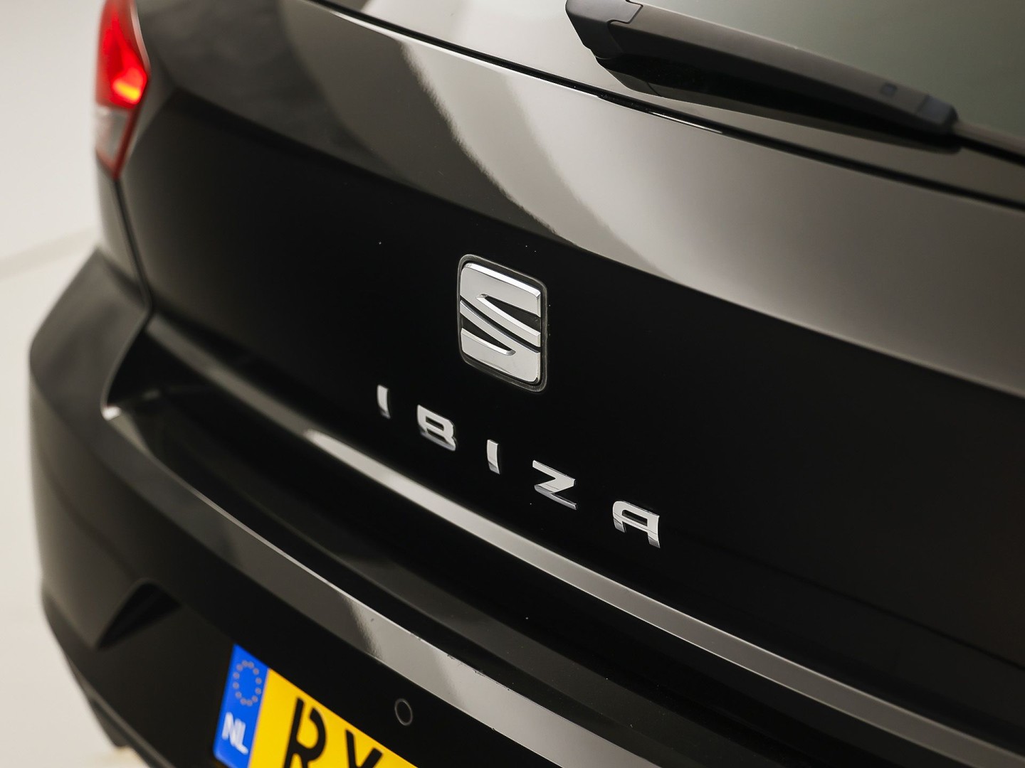 SEAT Ibiza 1.0 TSI Sport (GROOT NAVI, APPLE CARPLAY, GETINT GLAS, CAMERA, CRUISE, LM VELGEN, NIEUWE APK, NIEUWSTAAT)