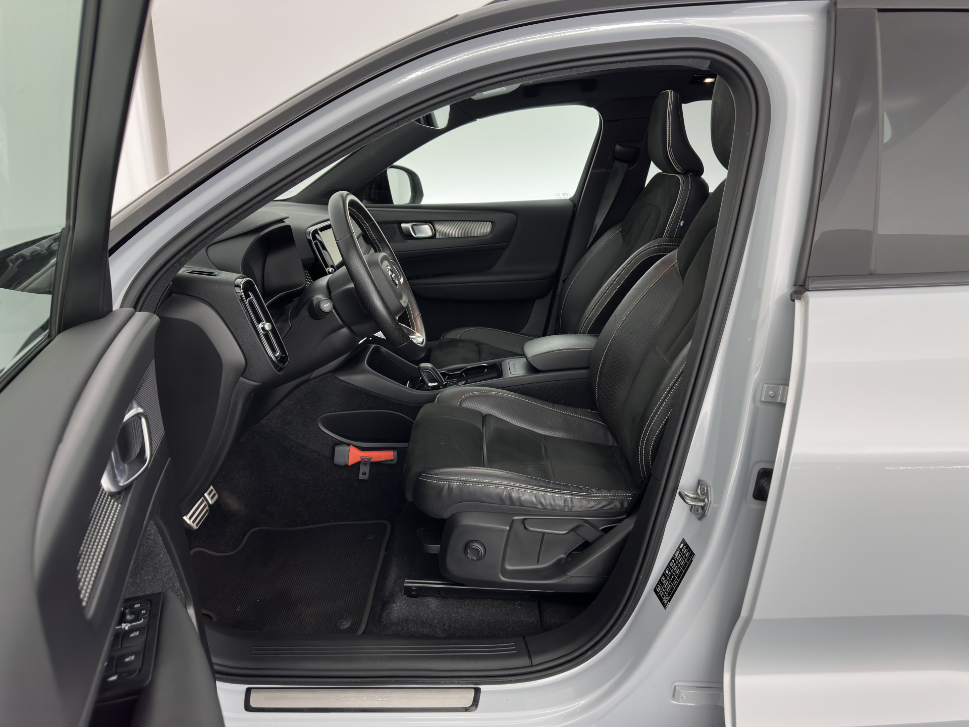 Volvo XC40 Recharge P8 AWD R-Design [ 3-Fase ] {SOH-89%} (INCL-BTW) *PANO | LEATHER-MICROFIBRE | DIGI-COCKPIT | FULL-LED | NAVI-FULLMAP | ECC | CARPLAY | PDC | KEYLESS | HEATED-SPORTSEATS | BLIS | PRIVACY-GLASS | 20"ALU*