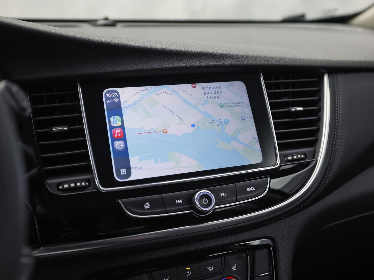 Opel Mokka X 1.4 Turbo Innovation Sport (GROOT NAVI, APPLE CARPLAY, STUUR/STOELVERWARMING, TREKHAAK, LEDER, CRUISE, LM VELGEN, NIEUWE APK)