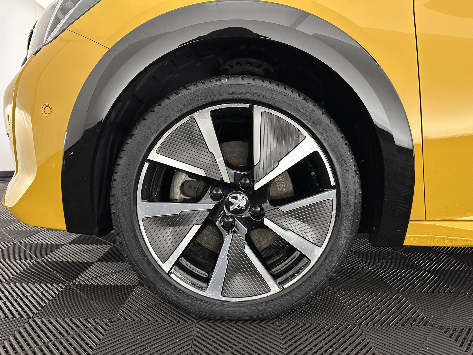 Peugeot e-208 EV GT 350 50 kWh [ 3-Fase ] {SOH-88%} (INCL-BTW) *HEATPUMP | LEATHER-ALCANTARA | FULL-LED | DIGI-COCKPIT | BLINDSPOT | CAMERA | AMBIENT-LIGHT | NAVI-FULLMAP | LANE-ASSIST | KEYLESS | DAB | PRIVACY-GLASS | HEATED-SPORTSEATS | ...