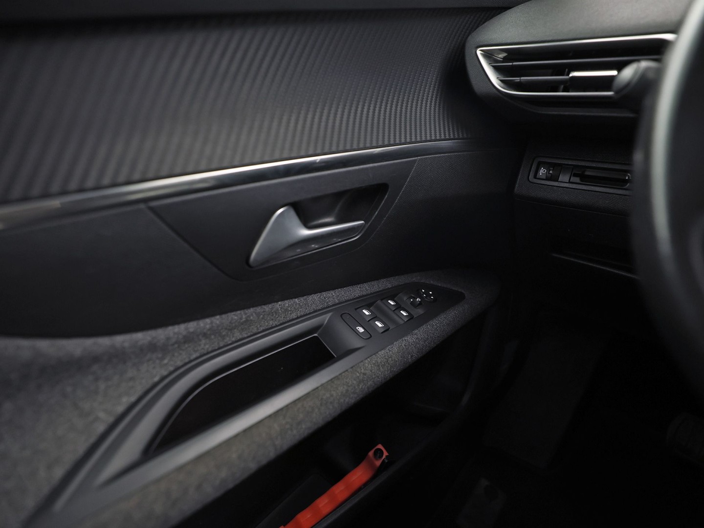 Peugeot 3008 1.2 PureTech Premium Automaat (APPLE CARPLAY, NAP, GROOT NAVI, 360 CAMERA, TREKHAAK, SPORTSTOELEN, LANE ASSIST, CRUISE, NIEUWSTAAT)