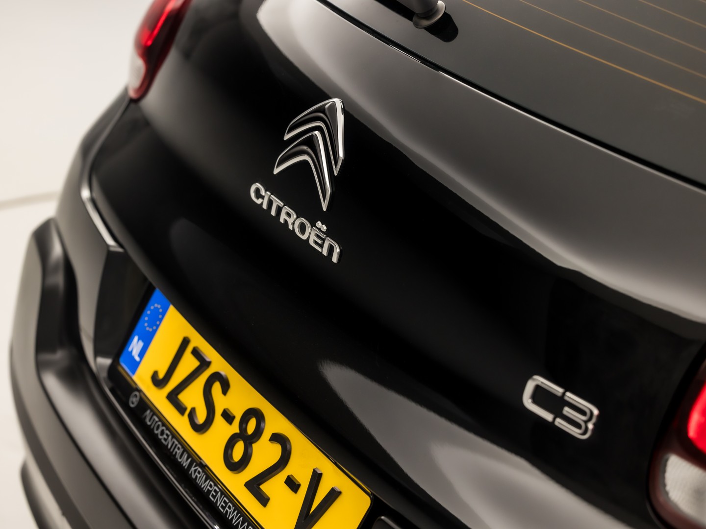Citroën C3 1.2 PureTech Shine Sport Automaat (APPLE CARPLAY, GROOT NAVI, CAMERA, LEDER, STOELVERWARMING, SPORTSTOELEN, GETINT GLAS, CRUISE, NIEUWSTAAT)