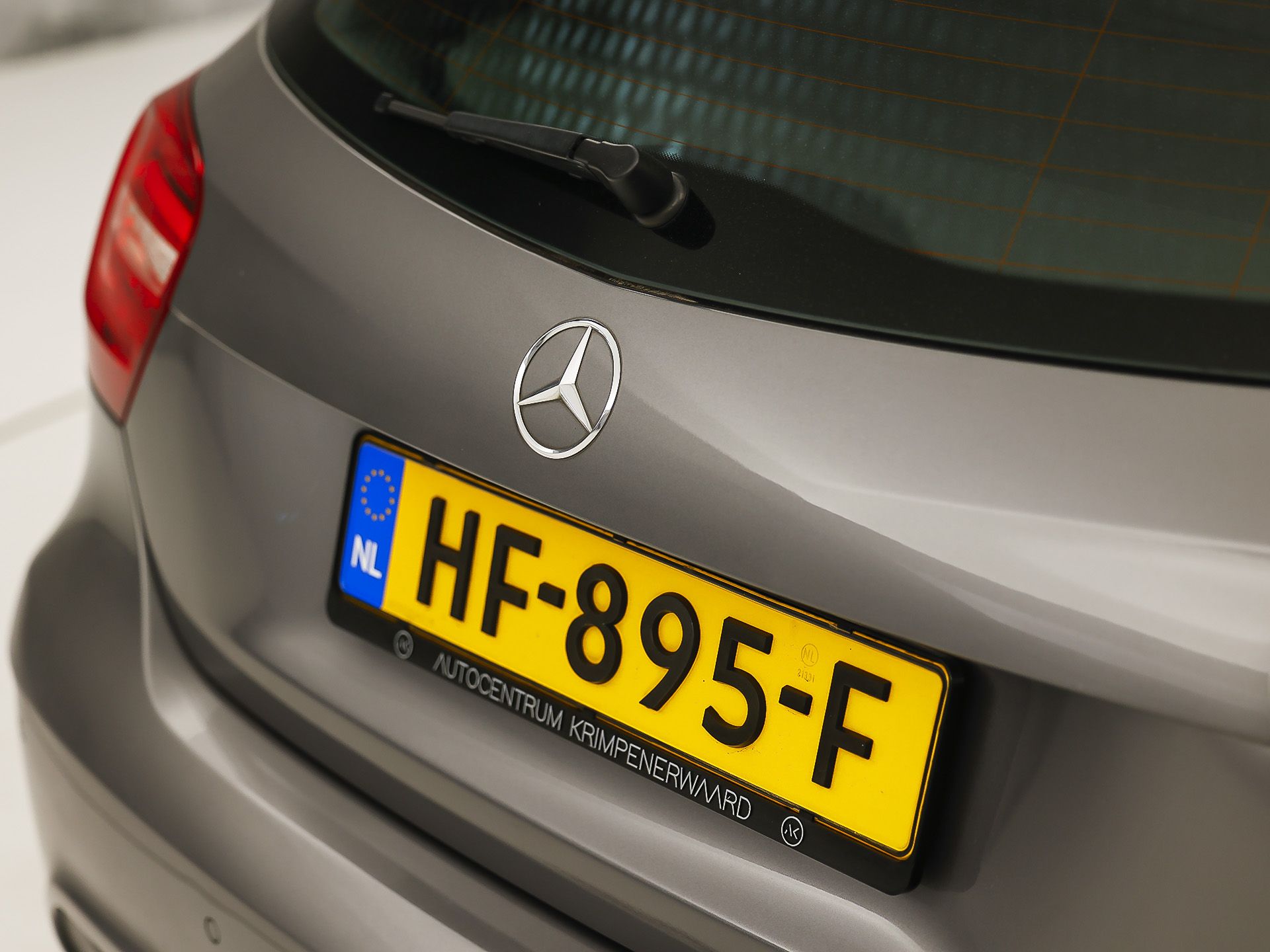 Mercedes-Benz A-Klasse 180 AMG Sport (NAVIGATIE, LEDER/ALCANTARA, DIAMOND GRILL, SPORTSTOELEN, XENON, CRUISE, NIEUWE APK, NIEUWSSTAAT)