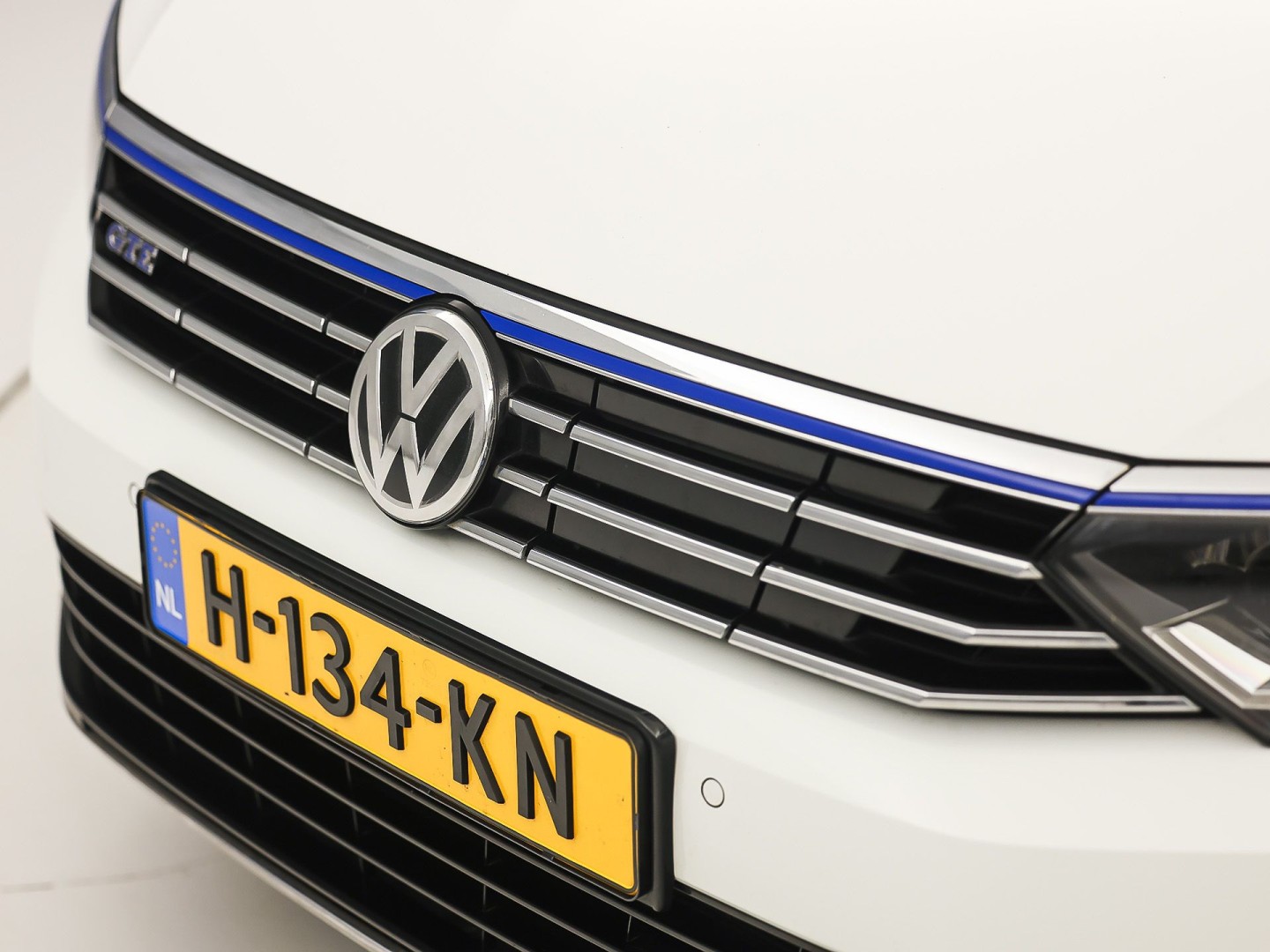 Volkswagen Passat Variant 1.4 TSI GTE HighLine Sport Automaat (PANORAMADAK, APPLE CARPLAY, SOH 77,9%, GROOT NAVI, CAMERA, TREKHAAK, KEYLESS, SPORTSTOELEN, STOELVERWARMING, GETINT GLAS, NIEUWSTAAT)