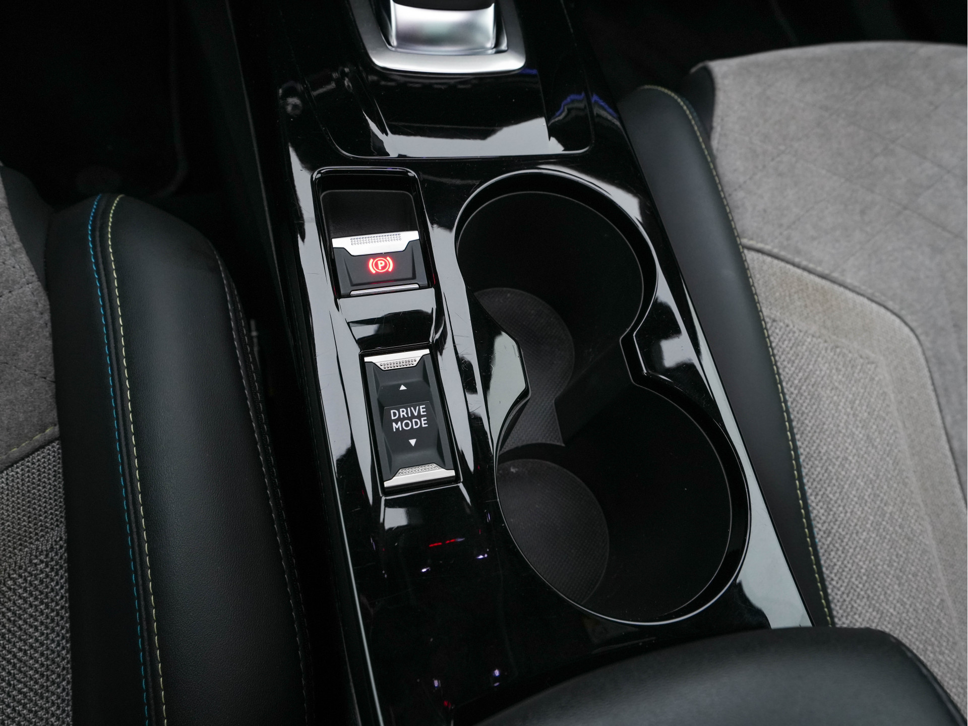 Peugeot e-2008 EV GT 50 kWh {SOH-91%} (INCL-BTW) Aut. *PANO | ADAPT.CRUISE | DIGI-COCKPIT | FULL-LED | BLIS | KEYLESS | MICROFIBRE-LEATHER | CAMERA | CARPLAY | CCS-FASTLOADER | DAB+ | NAVI-FULLMAP | ECC | PDC | SPORT-SEATS | ...