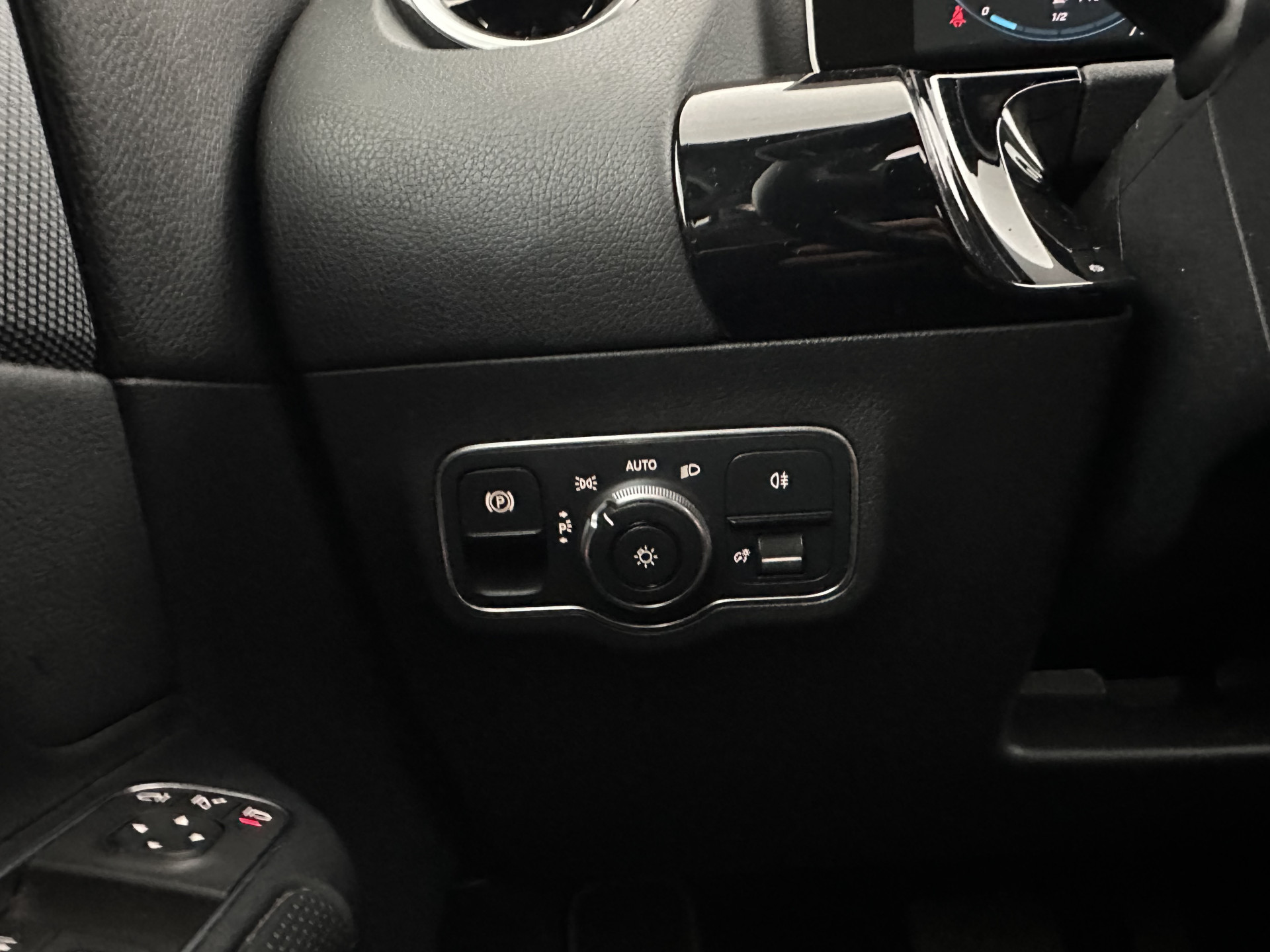 Mercedes-Benz B-klasse 180d Launch Edition Premium Plus (INCL-BTW) Aut. *PANO | LEATHER-MICROFIBRE | KEYLESS |  FULL-LED | WIDESCREEN-DIGI-COCKPIT | CAMERA | COMFORTSEATS | NAVI-FULLMAP | ECC | CARPLAY | PDC | CRUISE | 17''ALU*