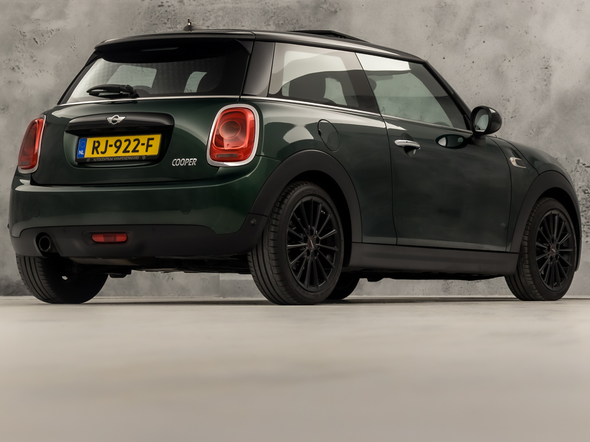 MINI Mini 1.5 Cooper Sport Automaat (PANORAMADAK, JCW PACK, NAVIGATIE, CLIMATE, ZWART HEMEL, SPORTSTOELEN, PARKEERSENSOREN, CRUISE, NIEUWE APK, NIEUWSTAAT)