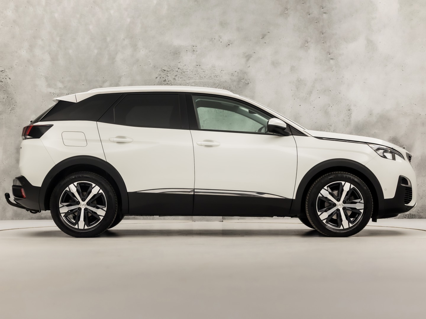 Peugeot 3008 1.2 PureTech Allure Sport (APPLE CARPLAY, GROOT NAVI, 360 CAMERA, DRIVE MODE, GETINT GLAS, SPORTSTOELEN, LEDER, TREKHAAK, CRUISE, NIEUWSTAAT)