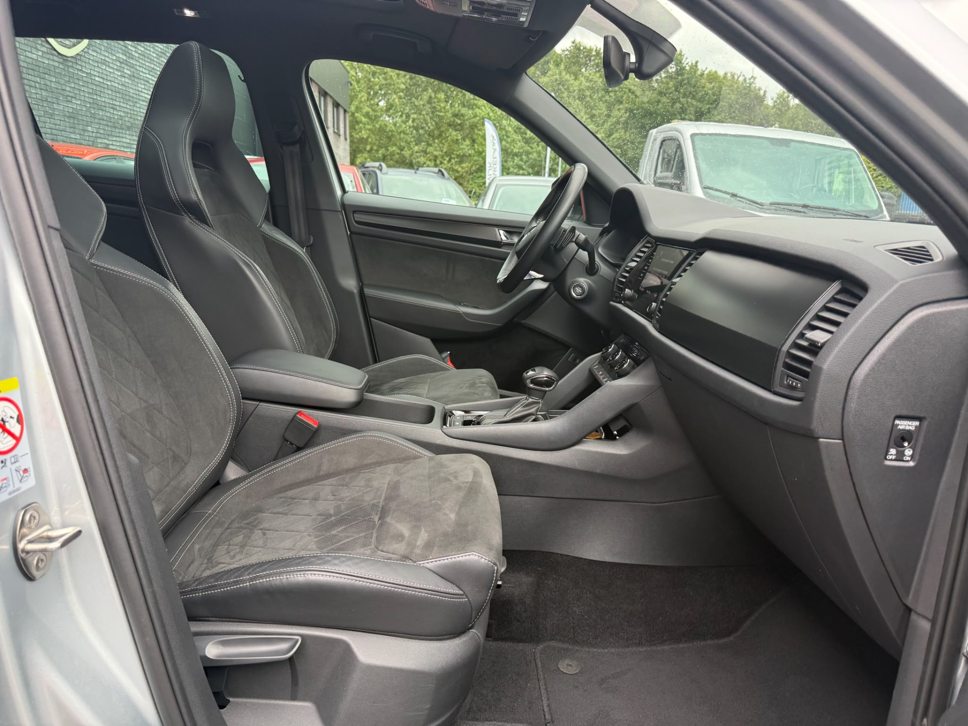 ŠKODA Kodiaq 1.5 TSI Sportline Business | 1E EIGENAAR | 3/6/12 MND GARANTIE | AUTOMAAT | PANO | LED | DAB | MEMORY | CARPLAY | DIGITAAL COCKPIT | TREKHAAK |