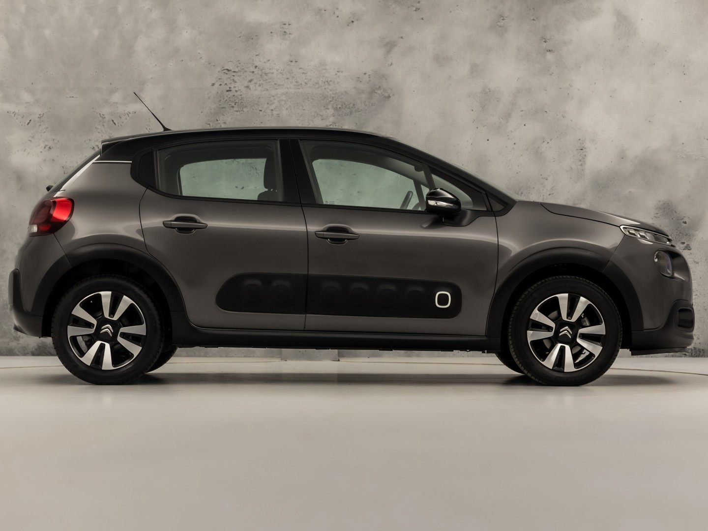Citroën C3 1.2 PureTech S&S Sport Automaat (APPLE CARPLAY, GROOT NAVI, CAMERA, SPORTSTOELEN, PARKEERSENSOREN, LM VELGEN, CRUISE, NIEUWSTAAT)
