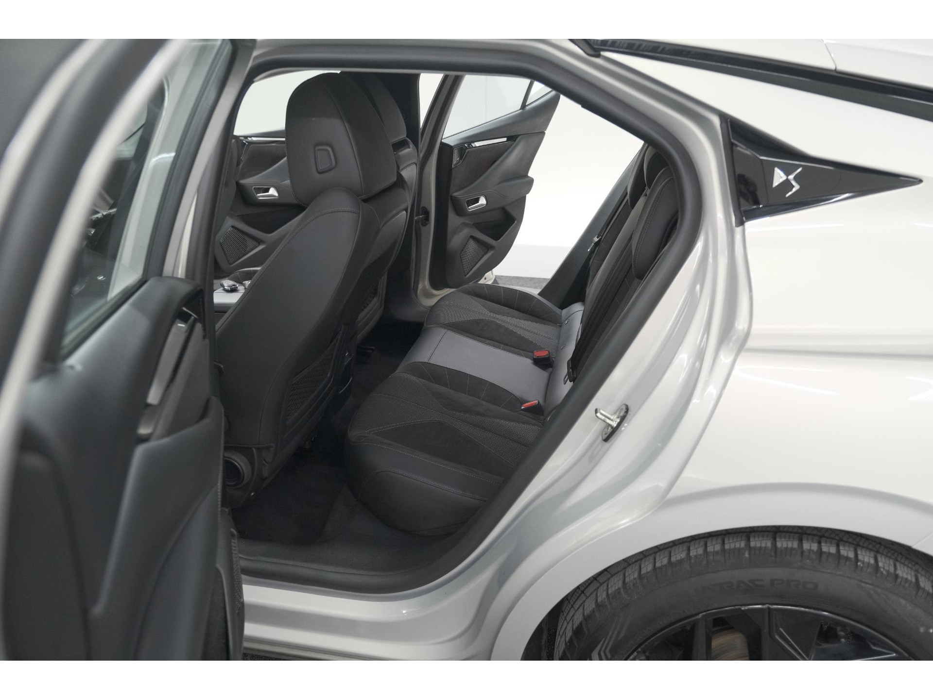 DS 4 PureTech 130 EAT8 Performance Line | Camera | Apple Carplay | Alcantara® bekleding | Parkeersensensoren