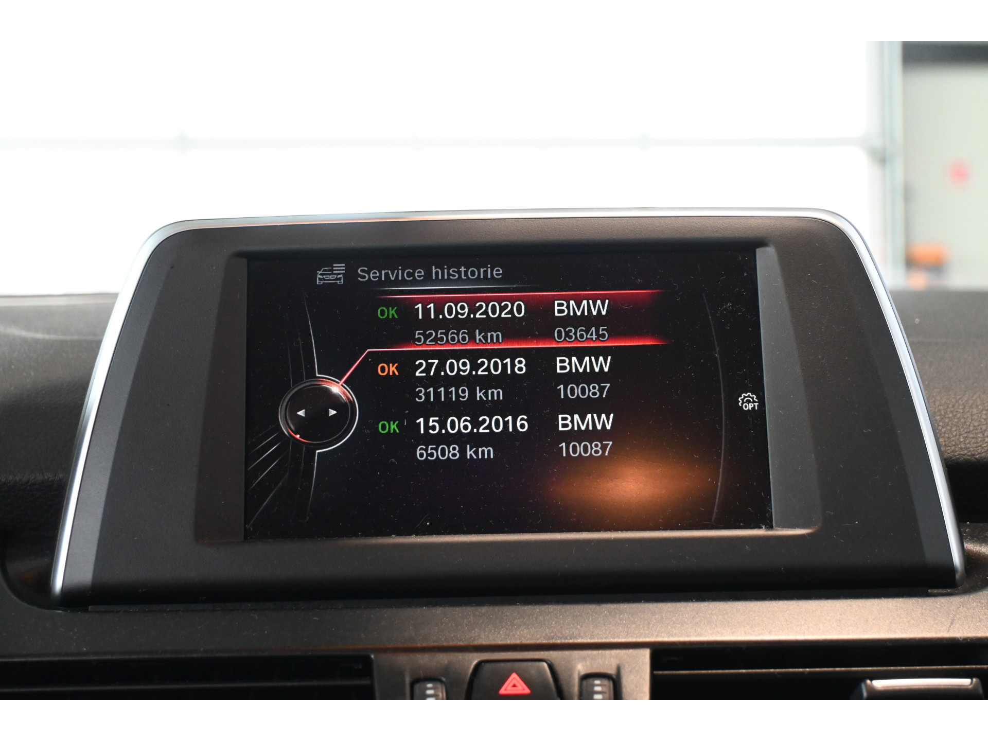 BMW 2-serie Active Tourer 218i Airco Trekhaak LED Lichtmetaal Rijklaarprijs Inruil Mogelijk!