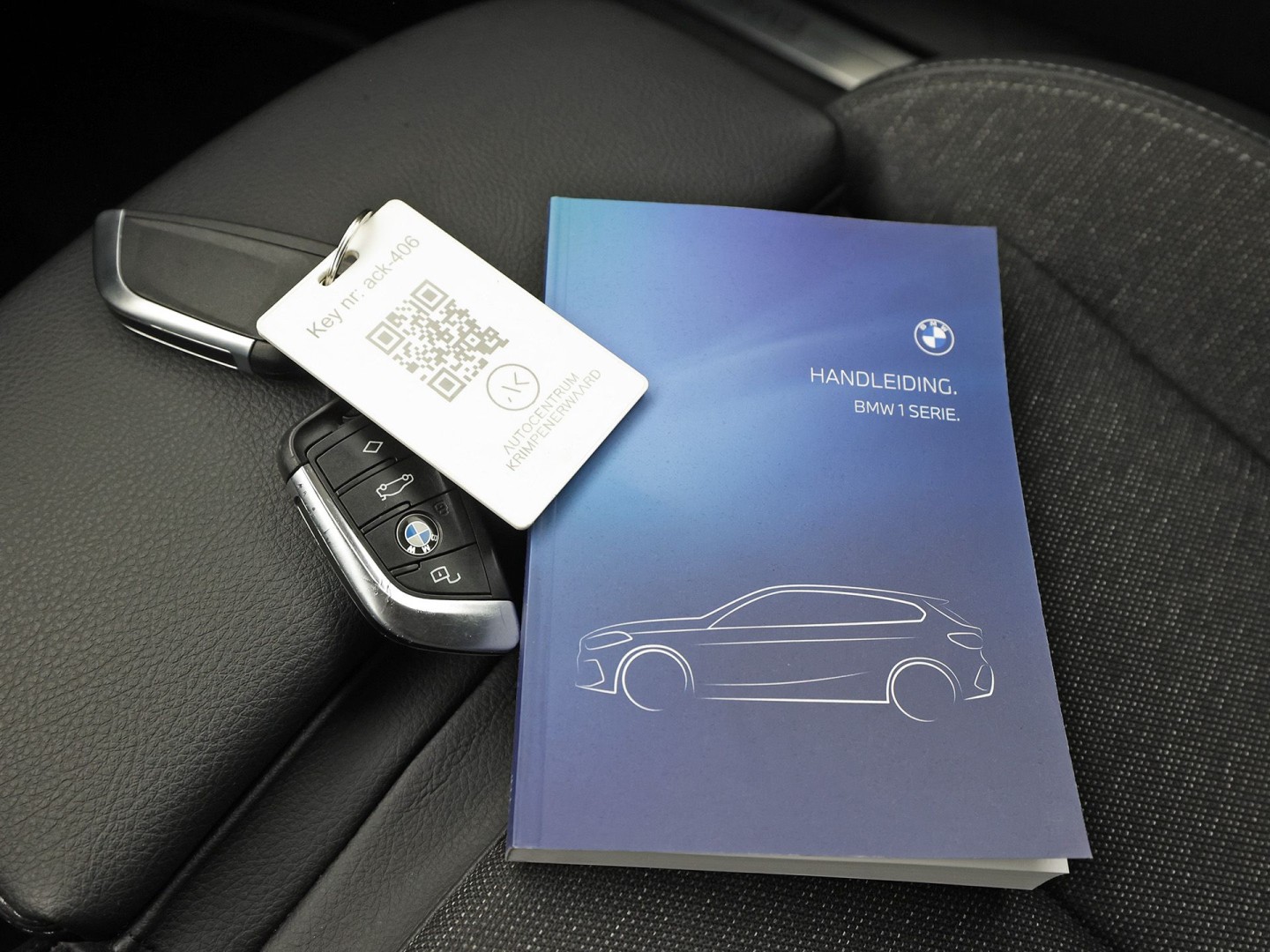 BMW 1 Serie 118i Sport Automaat (APPLE CARPLAY, DEALER ONDERHOUDEN, GROOT NAVI, CAMERA, STUUR/STOELVERWARMING, SPORTSTOELEN, TREKHAAK, GETINT GLAS, ELEK ACHTERKLEP, NIEUWSTAAT)