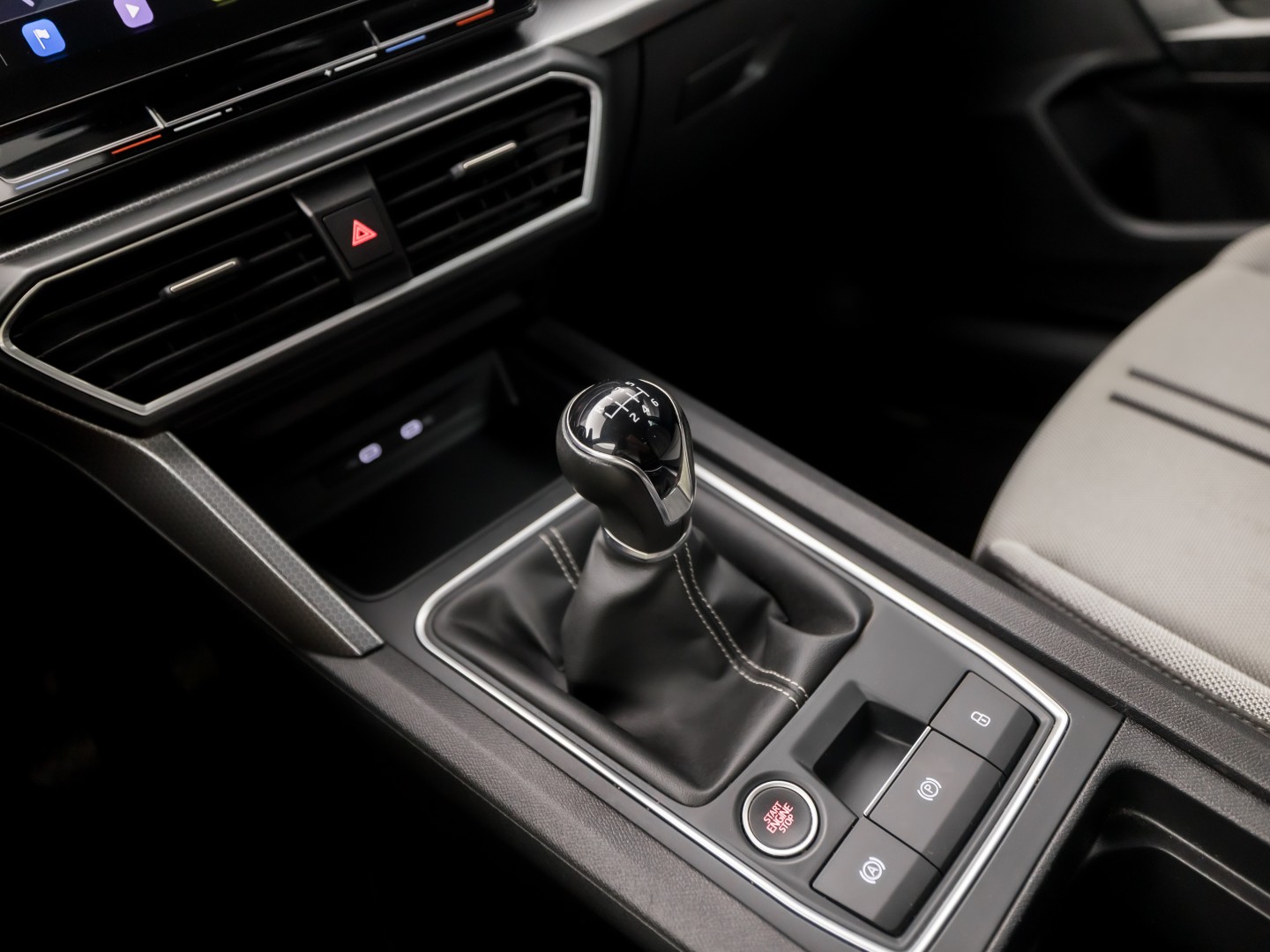 SEAT Leon 1.5 TSI Sport (4 CILINDER, APPLE CARPLAY, GROOT NAVI, CAMERA, GETINT GLAS, SPORTSTOELEN, ADAPTIVE CRUISE, KEYLESS, NIEUWSTAAT)