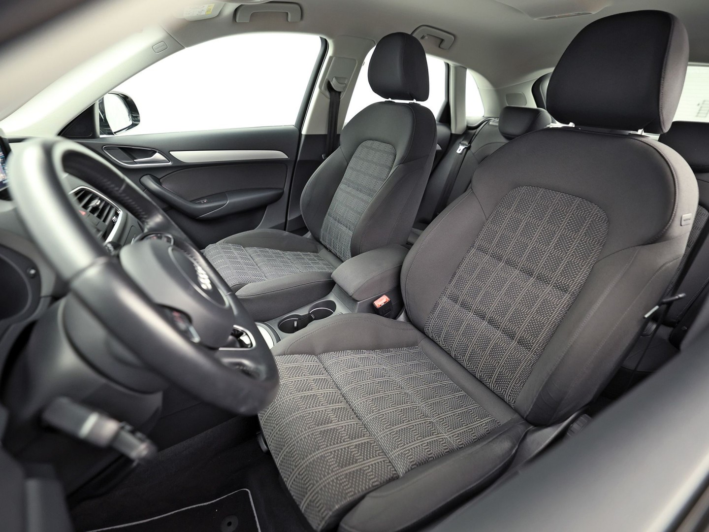 Audi Q3 1.4 TFSI Sport 150Pk Automaat (NAVIGATIE, CLIMATE, CAMERA, STOELVERWARMING, SPORTSTOELEN, XENON, DRIVE SELECT, CRUISE, NIEUWSTAAT)