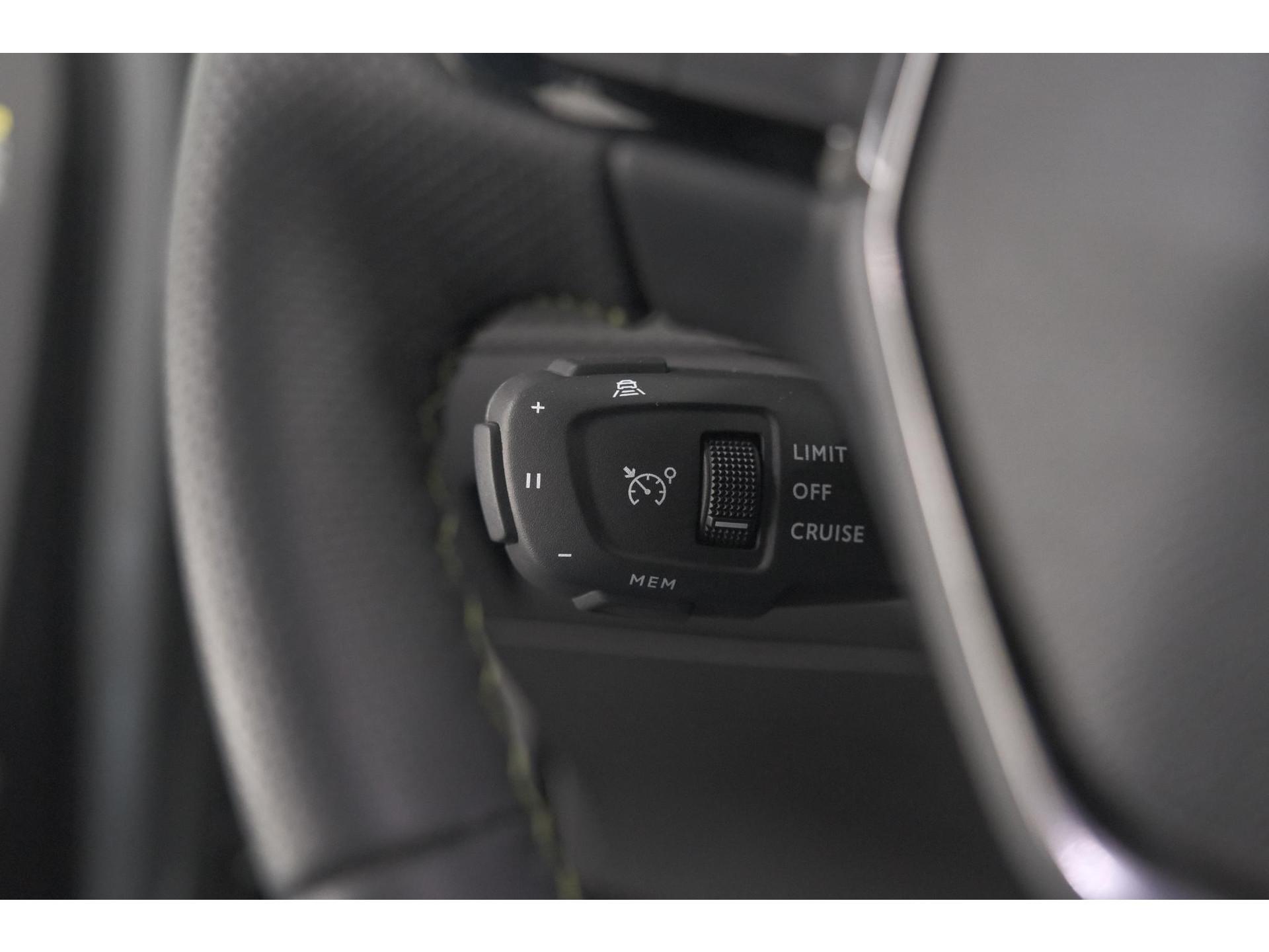 Peugeot 2008 1.2 Hybrid 136 GT | 360 Camera | Adaptieve Cruise Control | Navigatie | Dodehoekdetectie