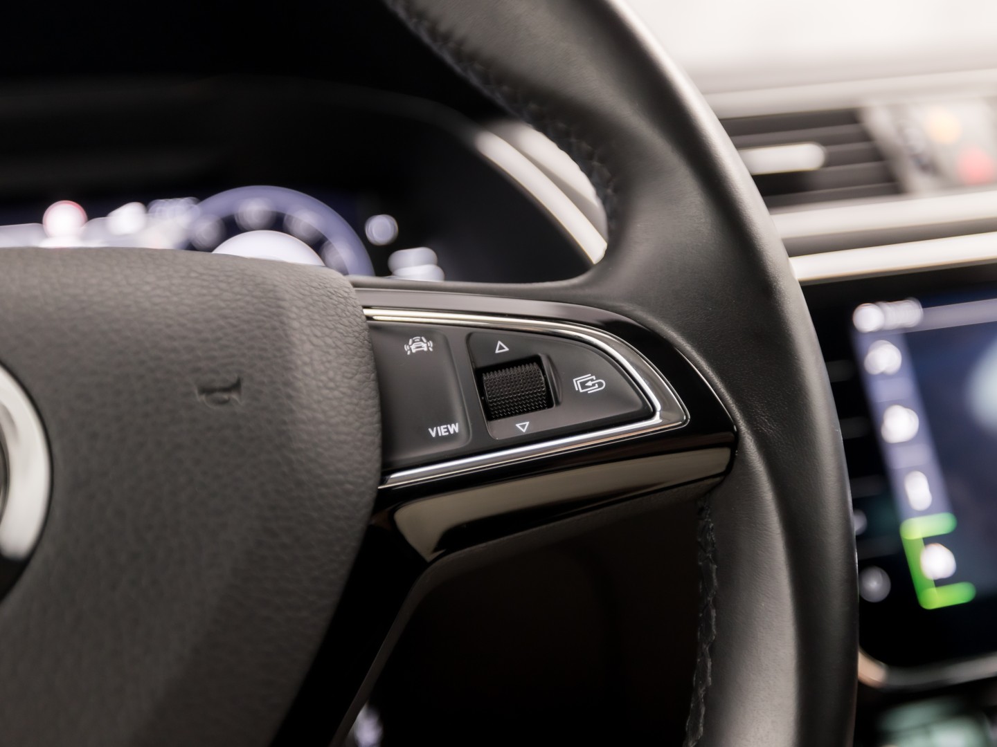 Škoda Superb Combi 1.4 TSI iV Sport 218Pk Automaat (VIRTUAL COCKPIT, APPLE CARPLAY, GROOT NAVI, MEMORY SEAT, LEDER/ALCANTARA, CAMERA, STOELVERWARMING, ADAPTIVE CRUISE, ELEK ACHTERKLEP, NIEUWSTAAT)