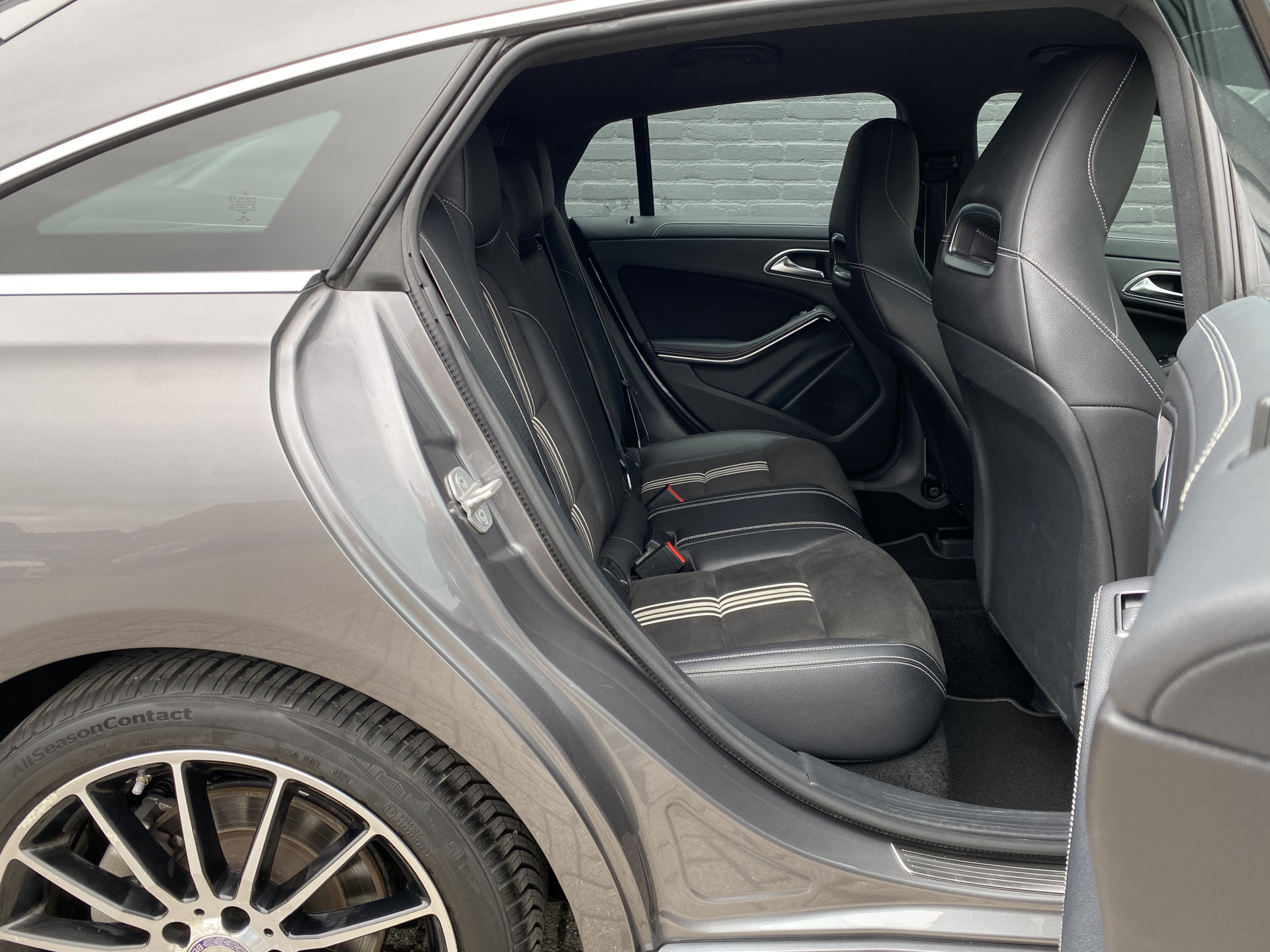 Mercedes-Benz CLA-klasse Shooting Brake 180 AMG Edition AUT. | 1e eigenaar | dealer onderh. | navigatie | a. carplay | alcantara interieur
