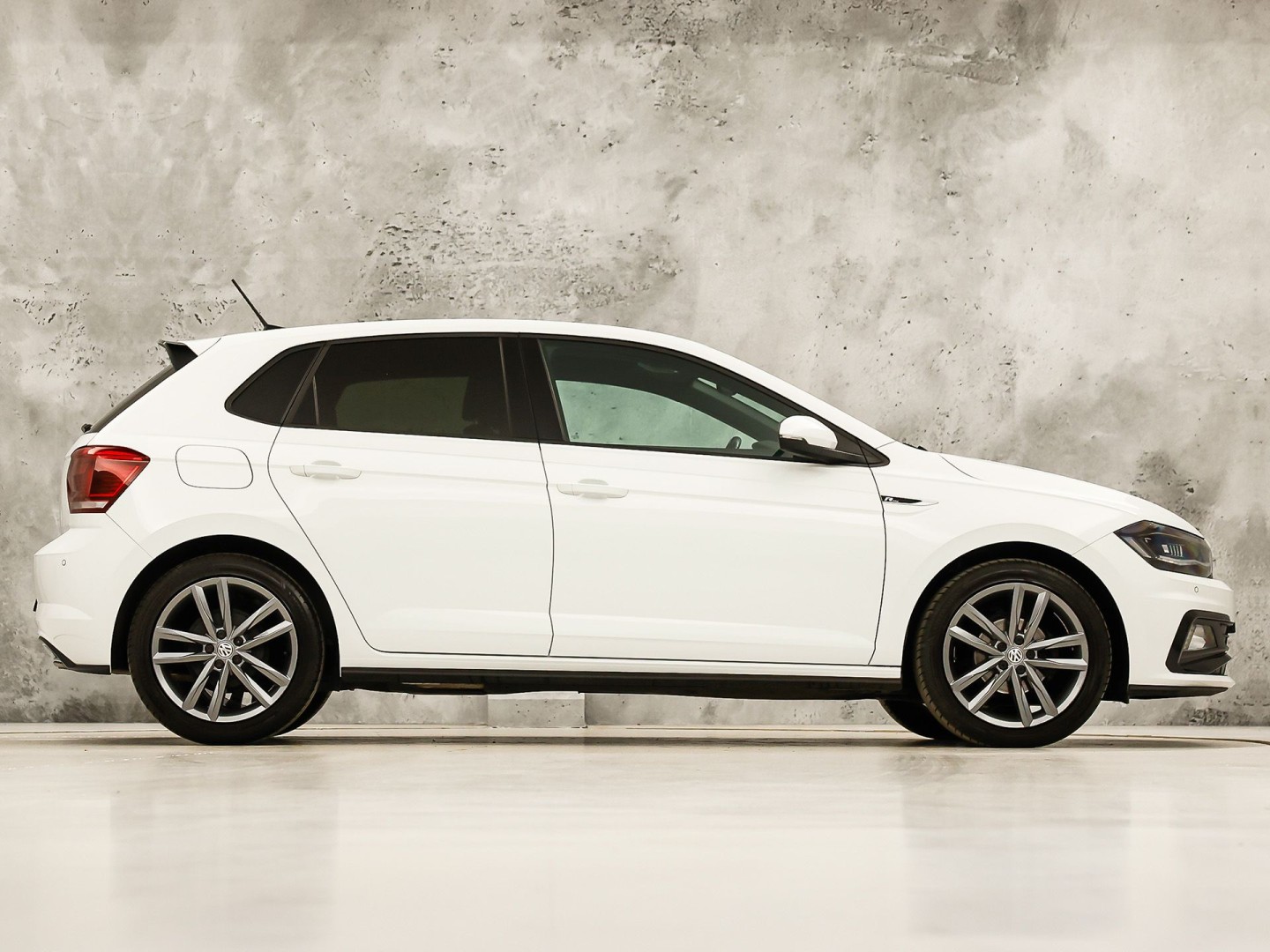 Volkswagen Polo 1.0 TSI R-Line Sport Automaat (VIRTUAL COCKPIT, ZWART HEMEL, GROOT NAVI, CLIMATE, LEDER, SPORTSTOELEN, GETINT GLAS, LM VELGEN, ADAPTIVE CRUISE, NIEUWSTAAT)