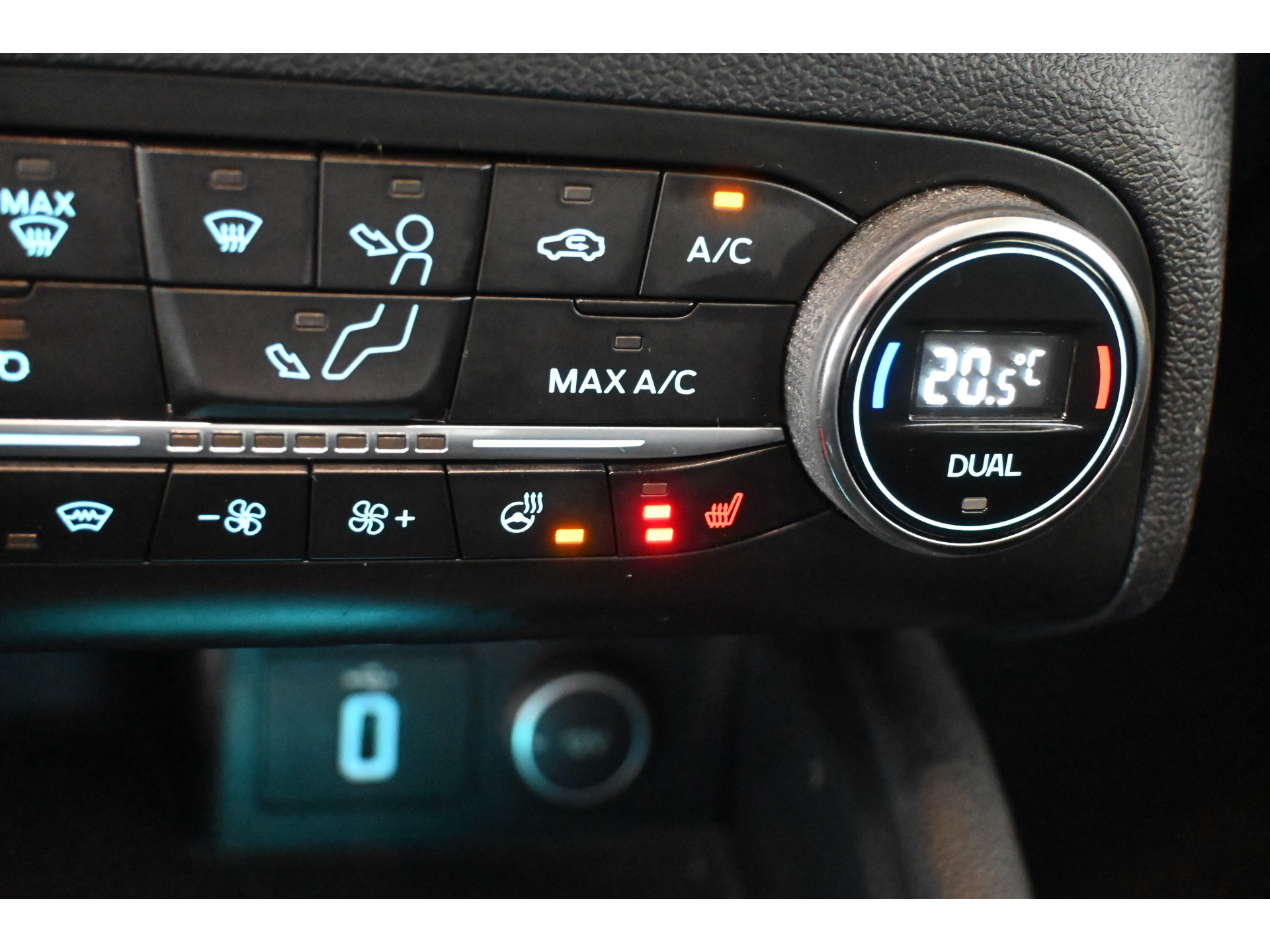 Ford Focus 1.0 EcoBoost Titanium Business Clima Navigatie Stuur/Stoelverwarming Rijklaarprijs! Inruil Mogelijk!