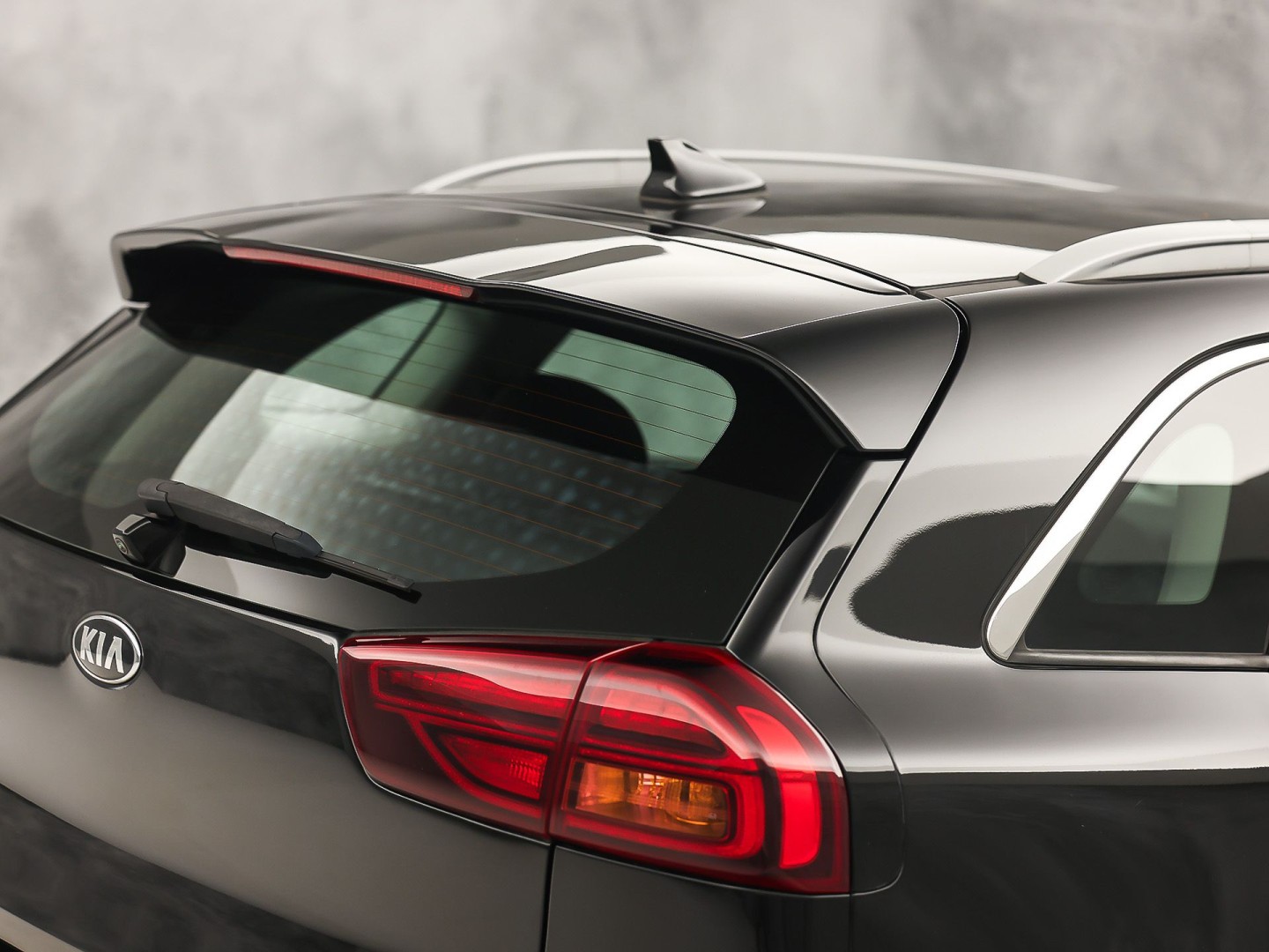 Kia Niro 1.6 GDi Hybrid DynamicLine 141Pk Automaat (APPLE CARPLAY, GROOT NAVI, CAMERA, TREKHAAK, SPORTSTOELEN, ADAPTIVE CRUISE, LANE ASSIST, NIEUWE APK, NIEUWSTAAT)